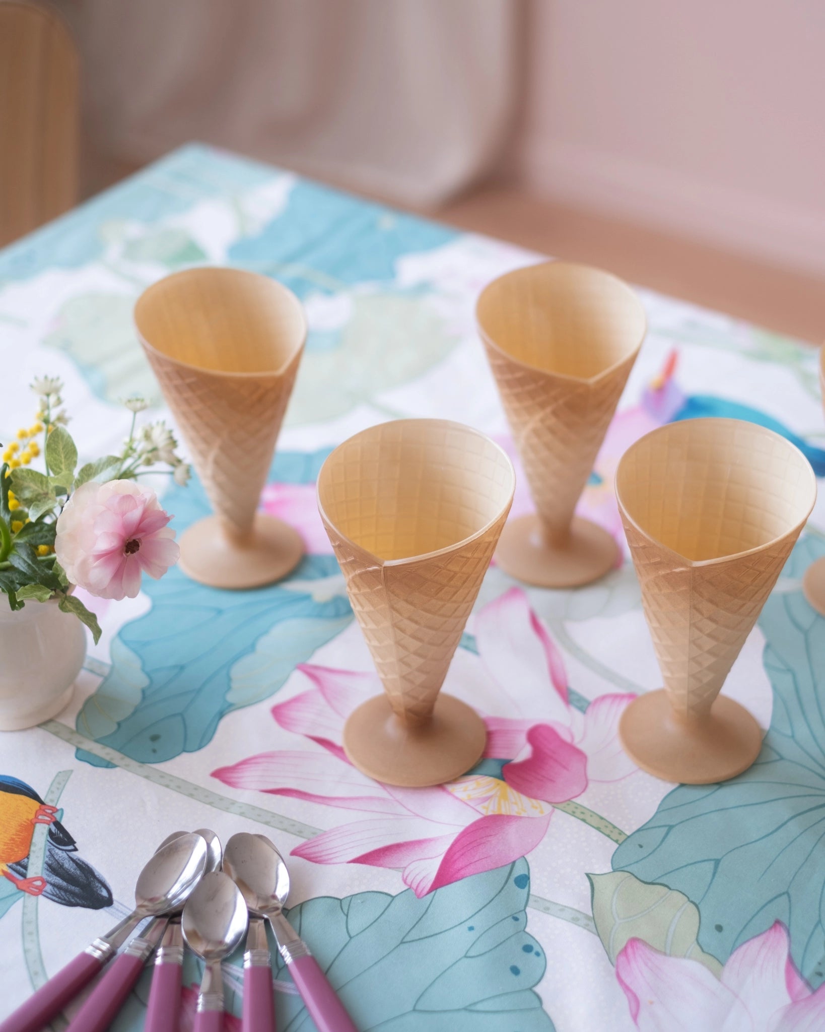 5 anciennes coupes à glace en opaline italienne - Silly & Billy