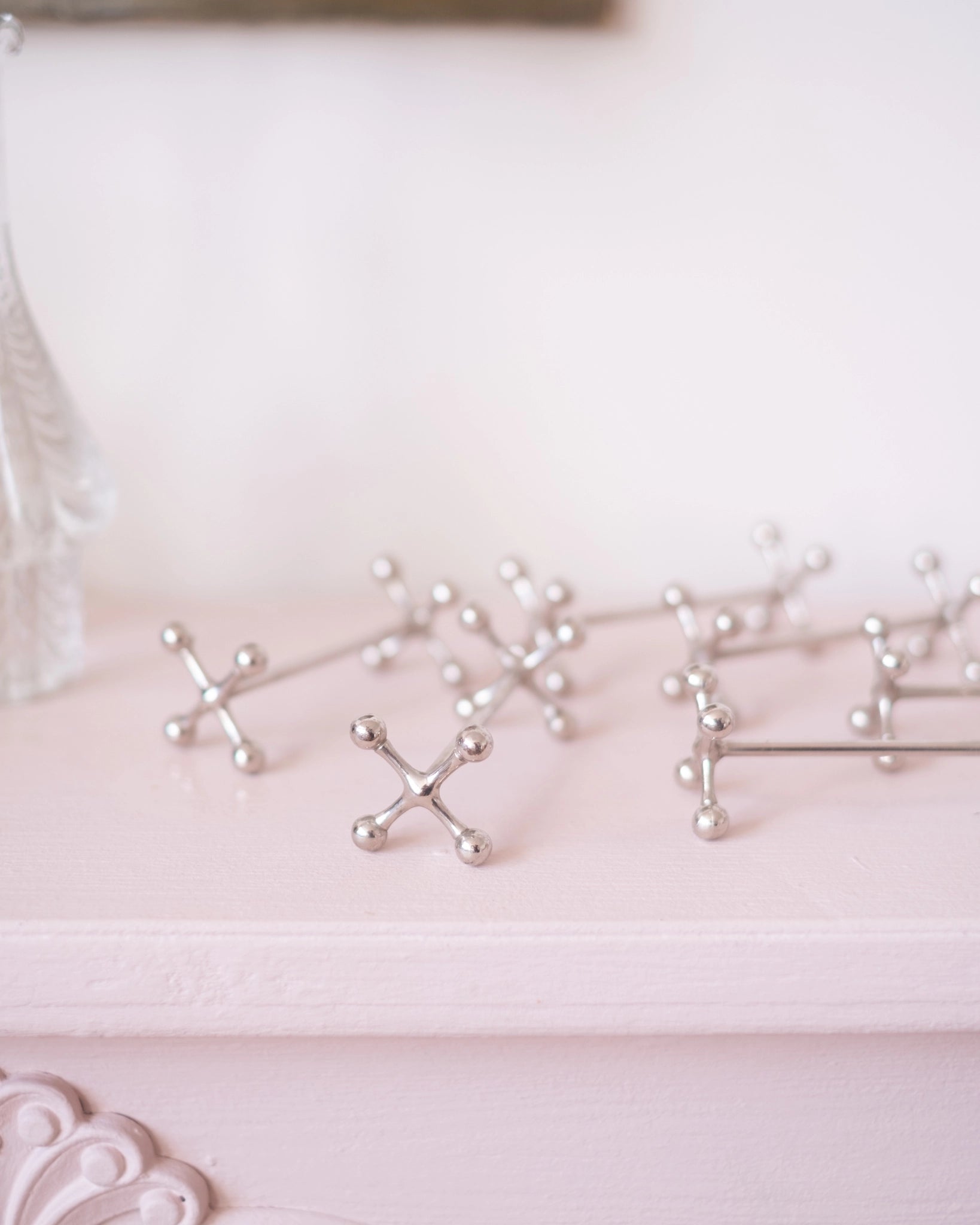 6 anciens porte - couteaux en métal argenté - Silly & Billy