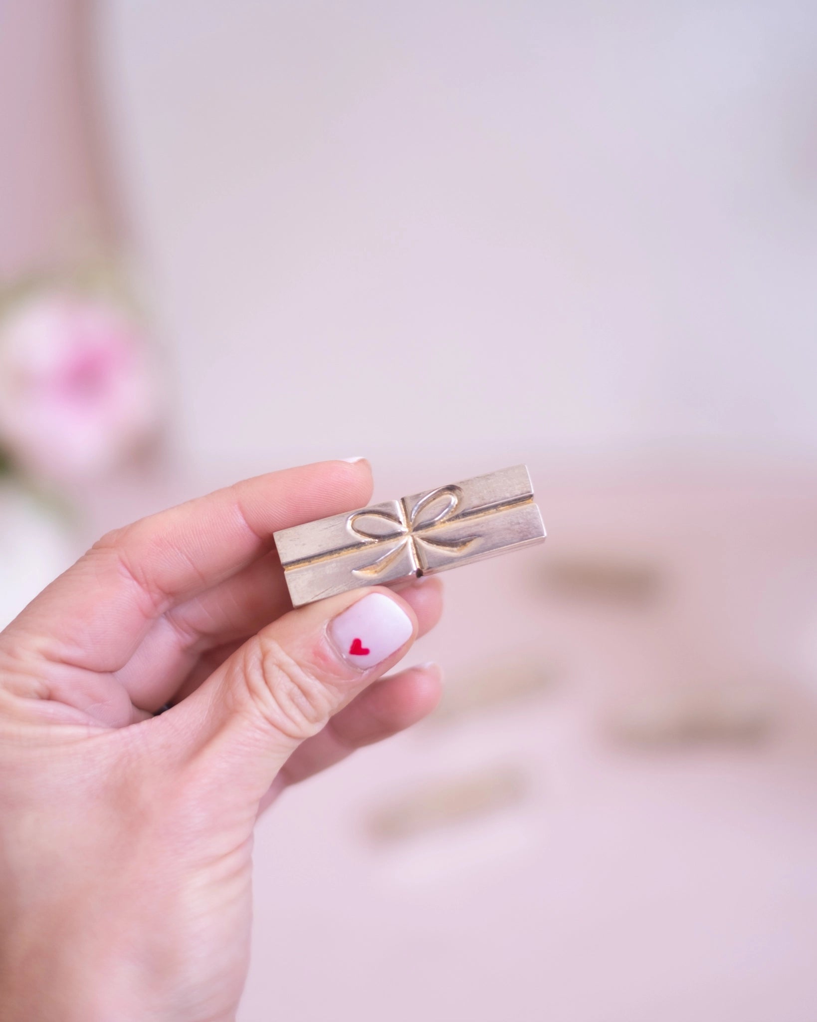 6 anciens porte - couteaux en métal argenté et doré - Silly & Billy