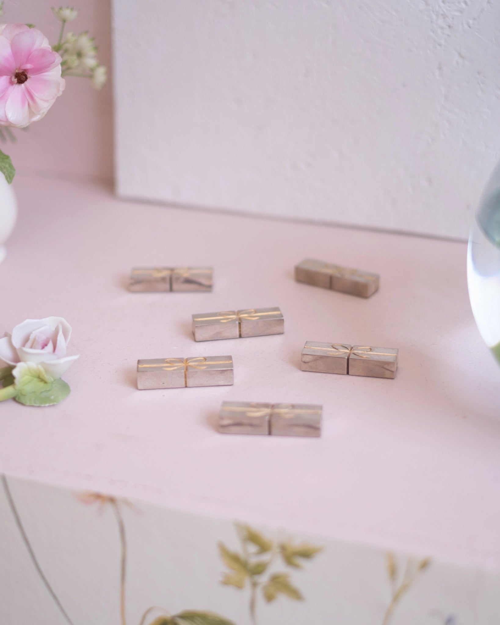 6 anciens porte - couteaux en métal argenté et doré - Silly & Billy