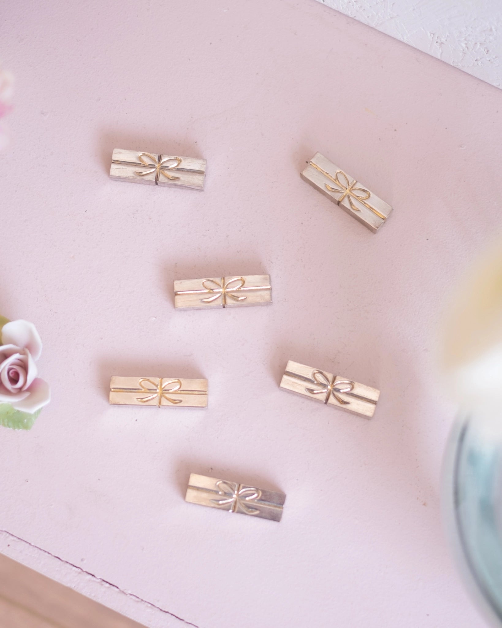 6 anciens porte - couteaux en métal argenté et doré - Silly & Billy