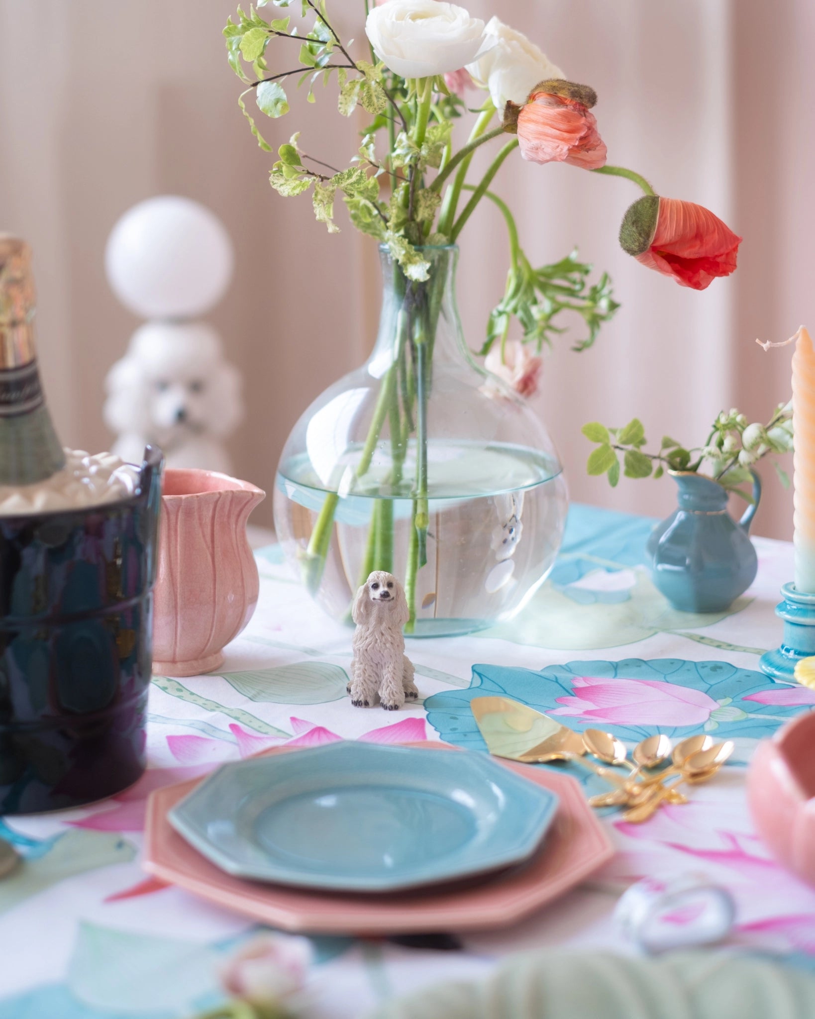 Petite statuette de caniche royal