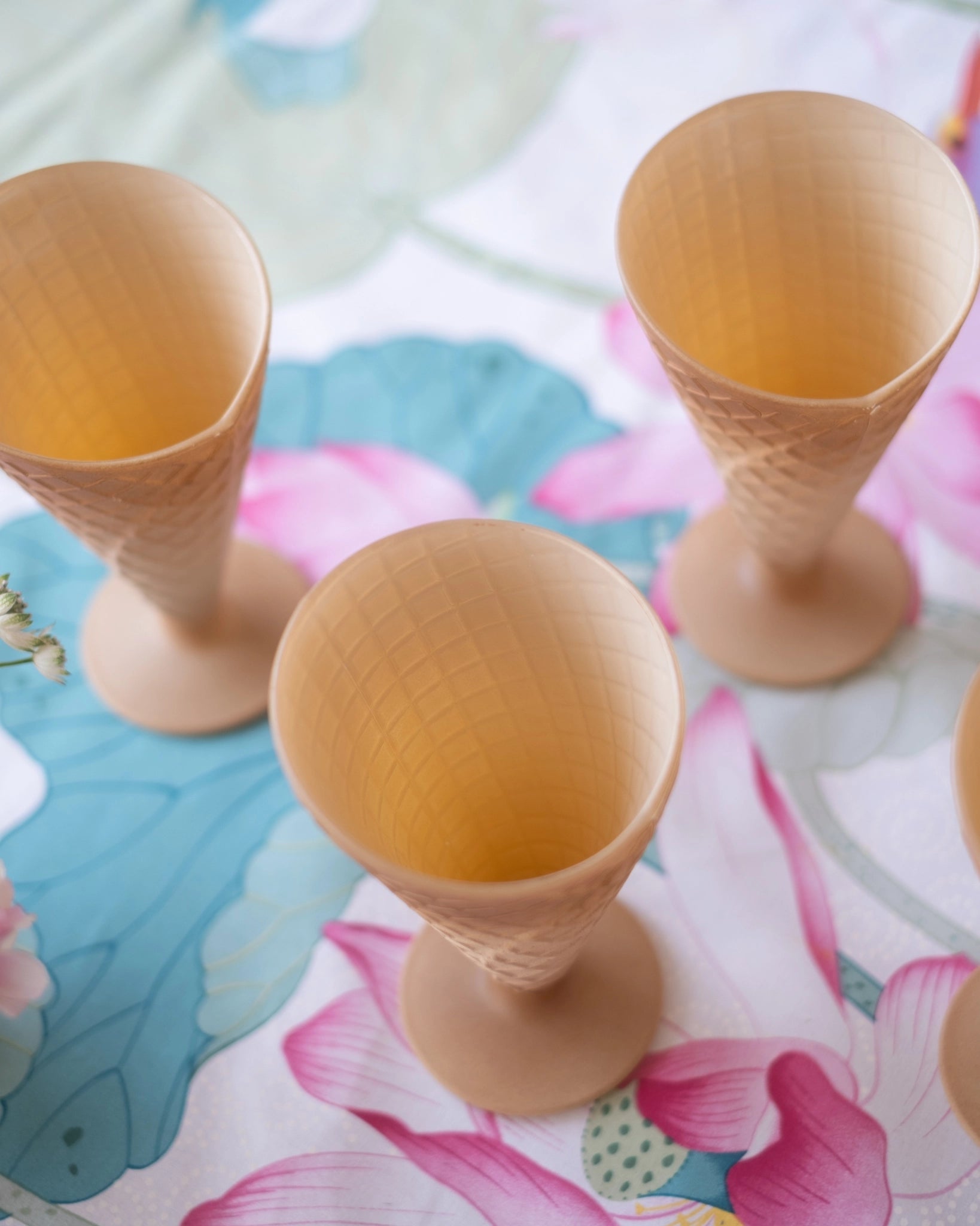6 anciennes coupes à glace en opaline italienne