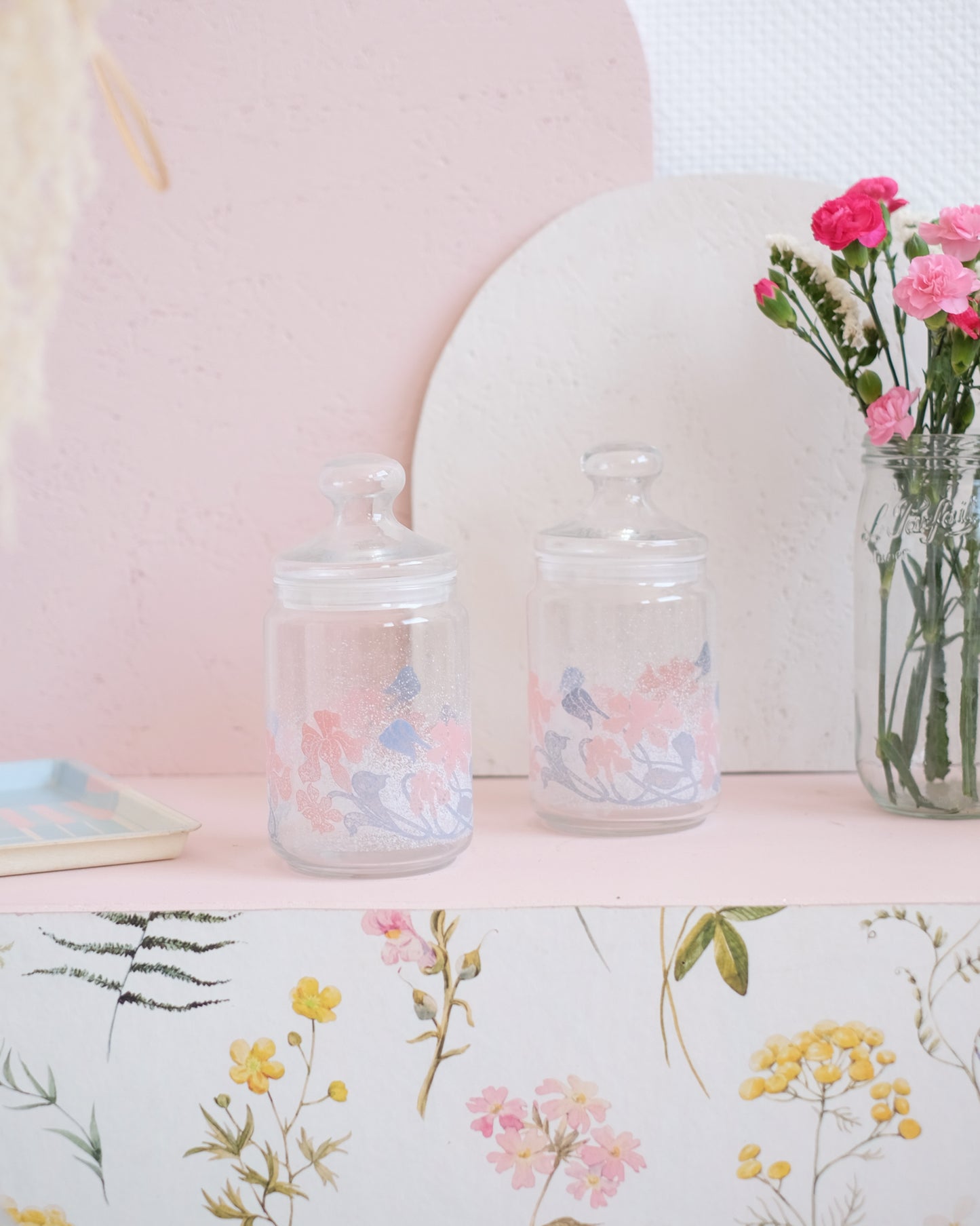 Ancien bocal en verre décoré