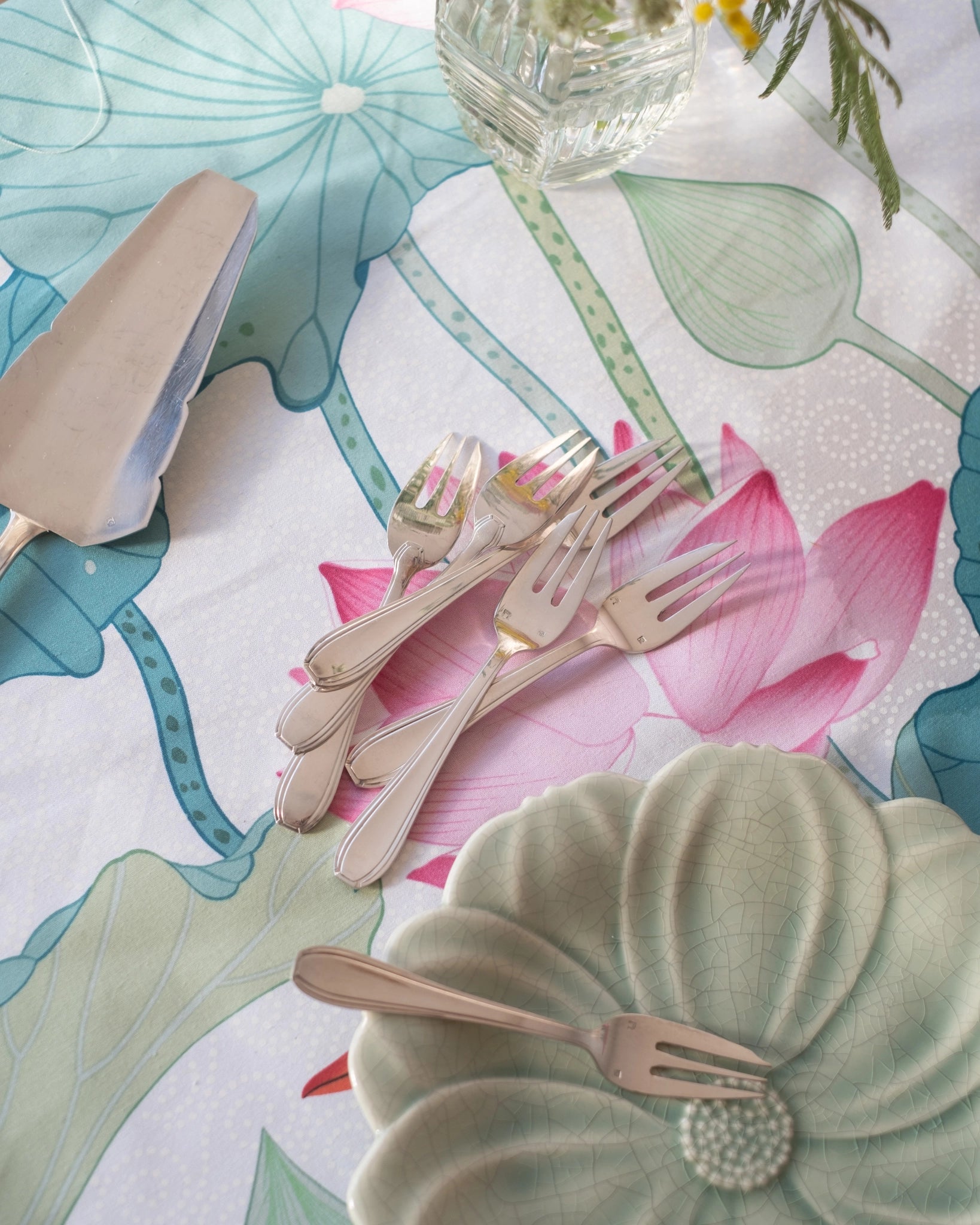 6 anciennes fourchettes à dessert en métal argenté