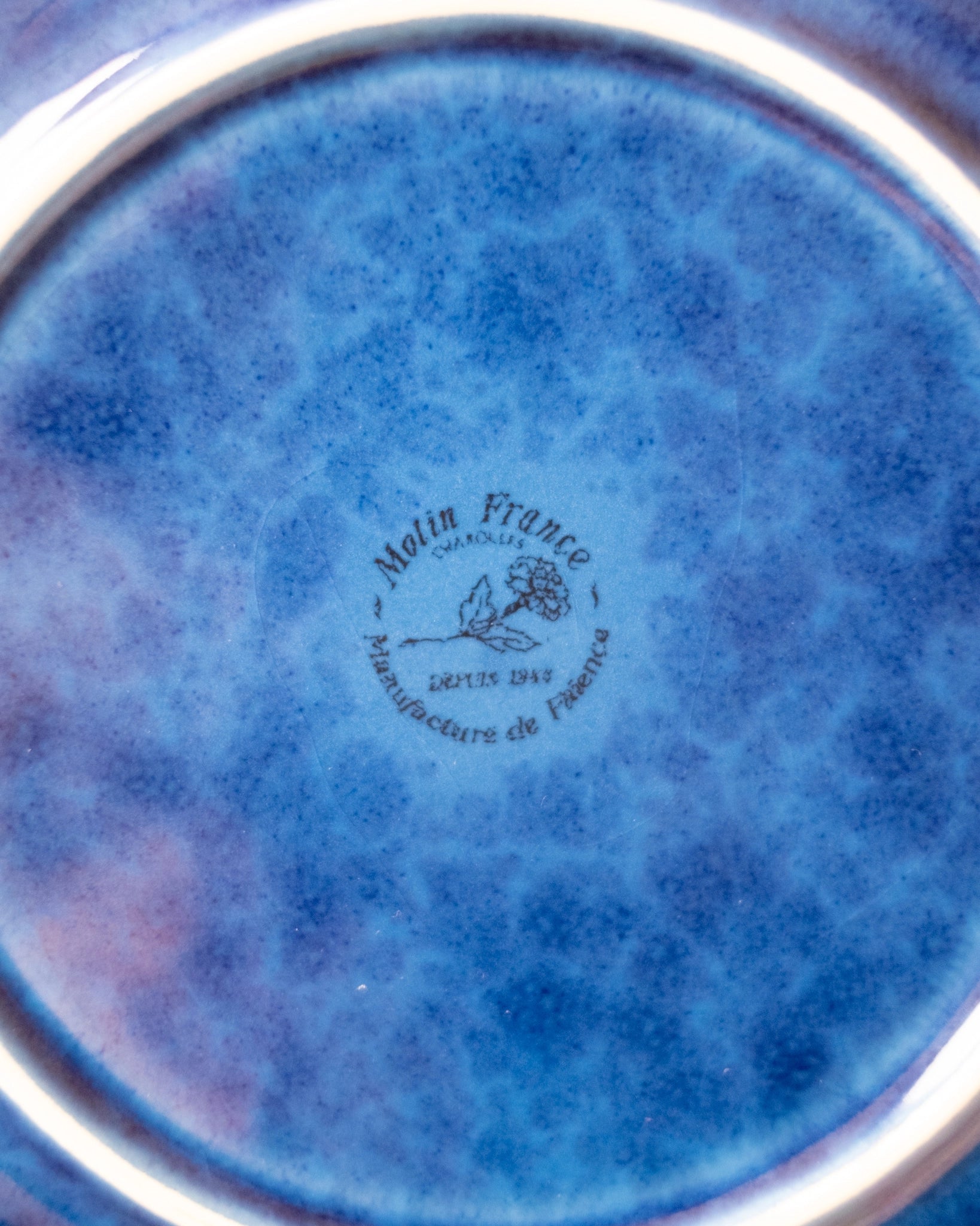 Assiette fleur en faïence bleu nuit de Charolles, par Jacques Molin