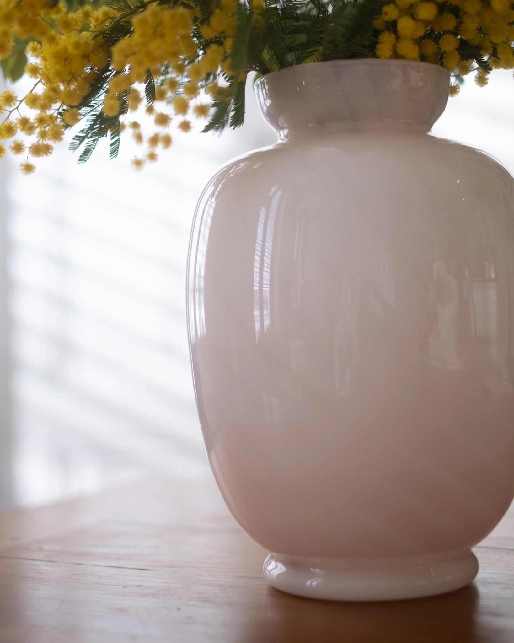 Grand vase en verre rose et blanc