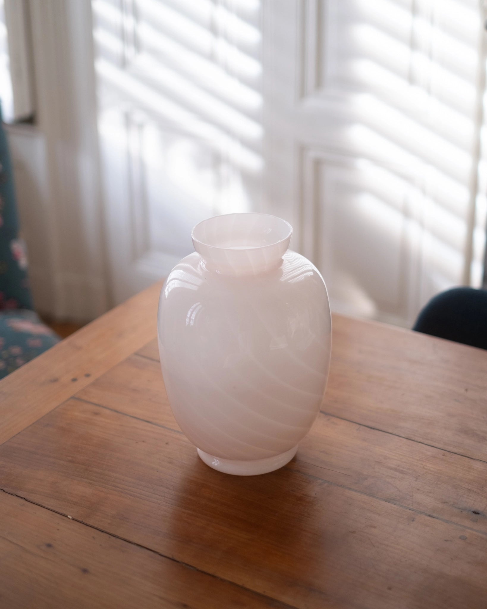Grand vase en verre rose et blanc