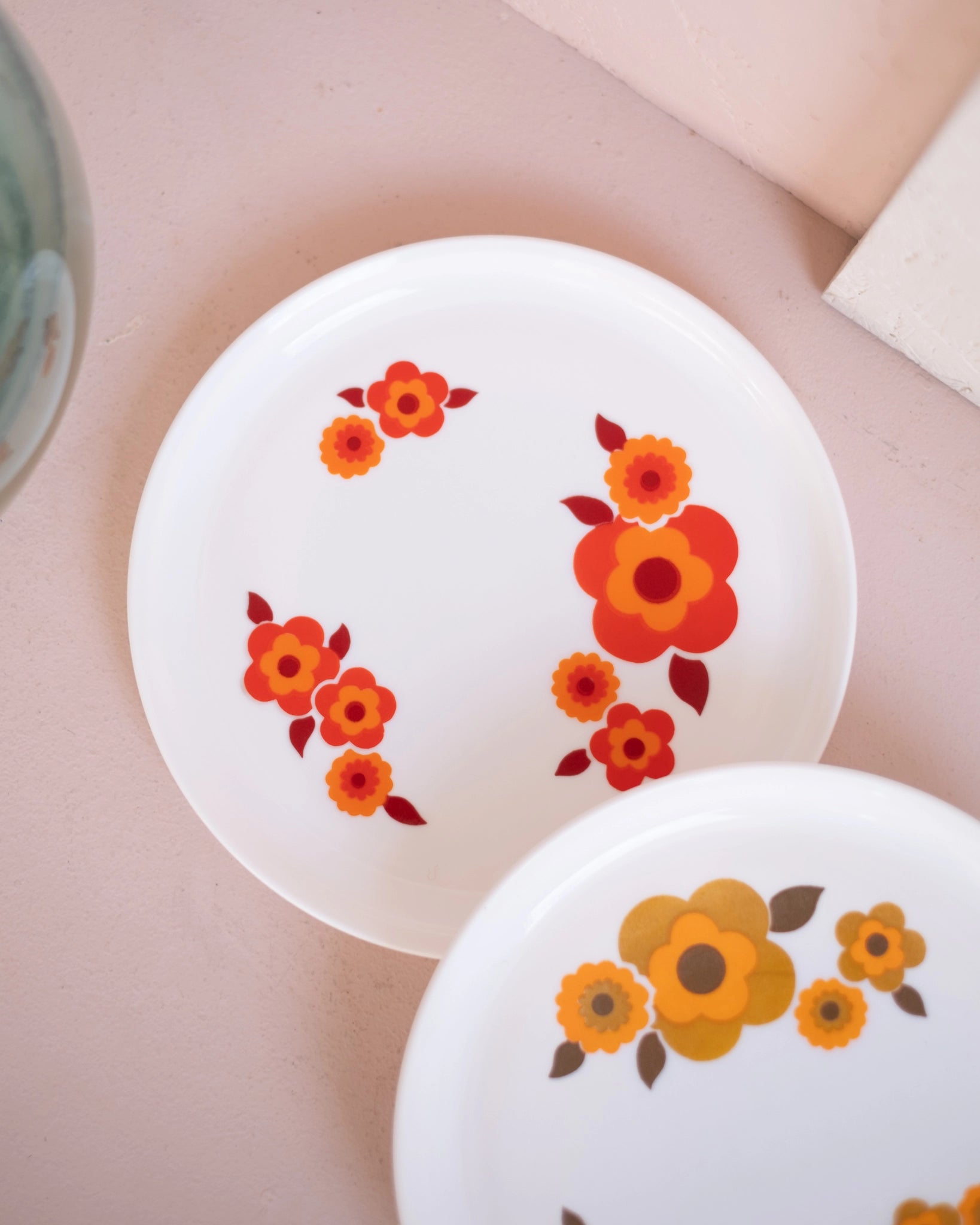 3 assiettes Arcopal vintage