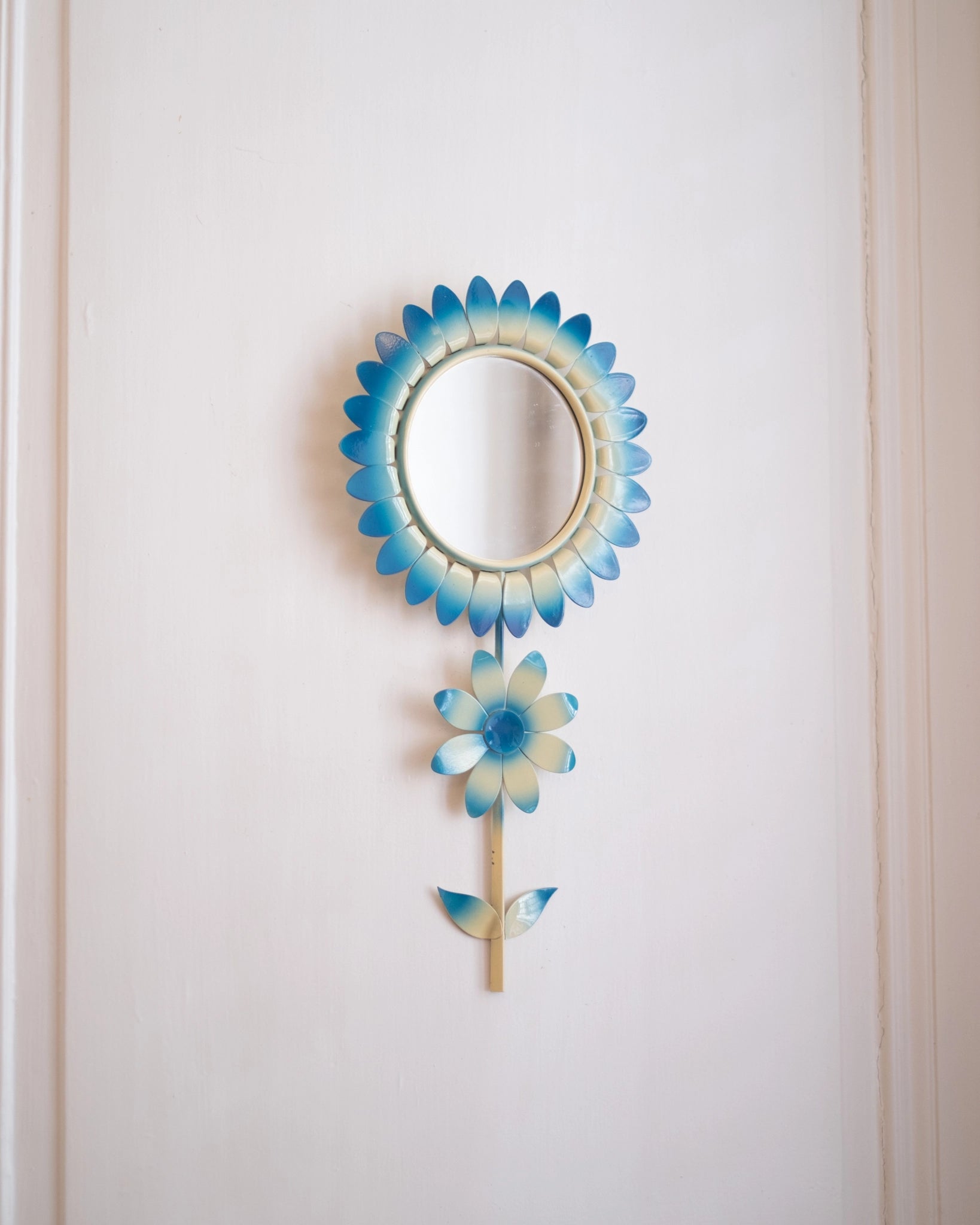 Ancien miroir Fleur en métal bleu