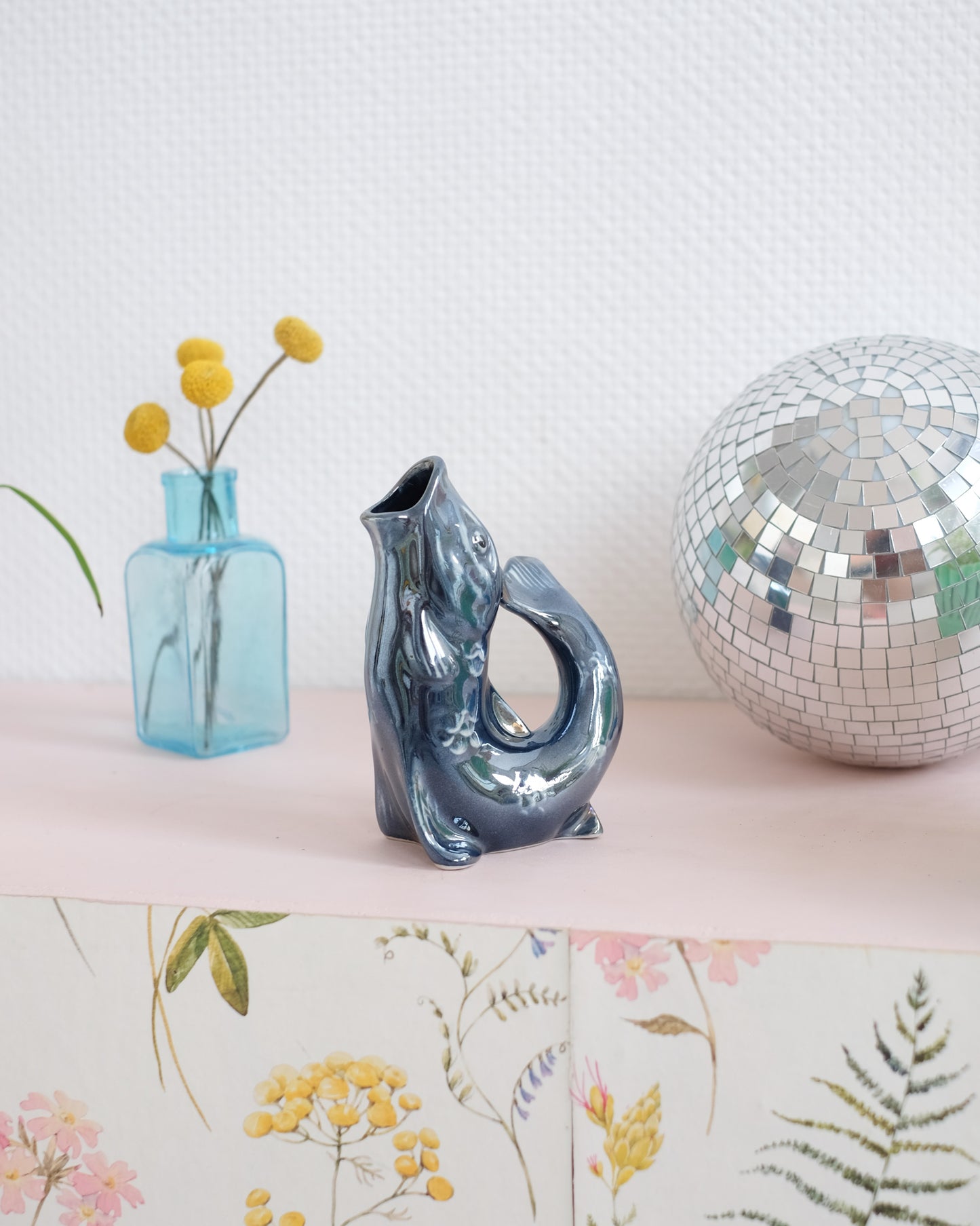 Petit vase poisson en faïence nacrée