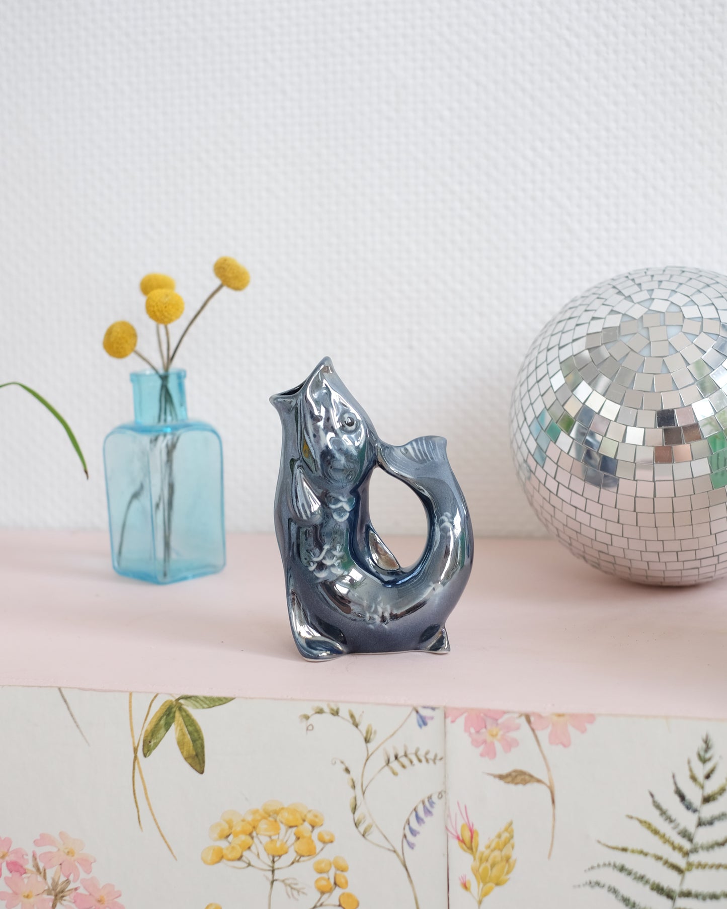 Petit vase poisson en faïence nacrée