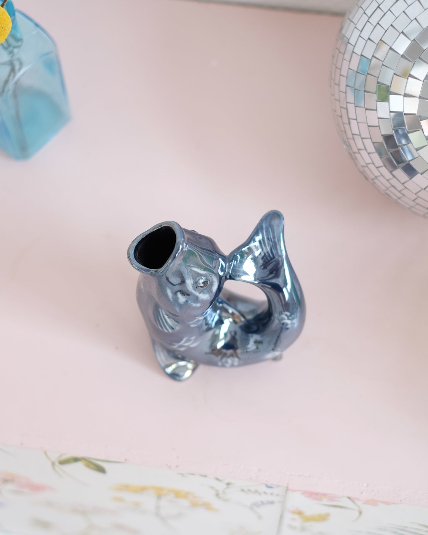 Petit vase poisson en faïence nacrée