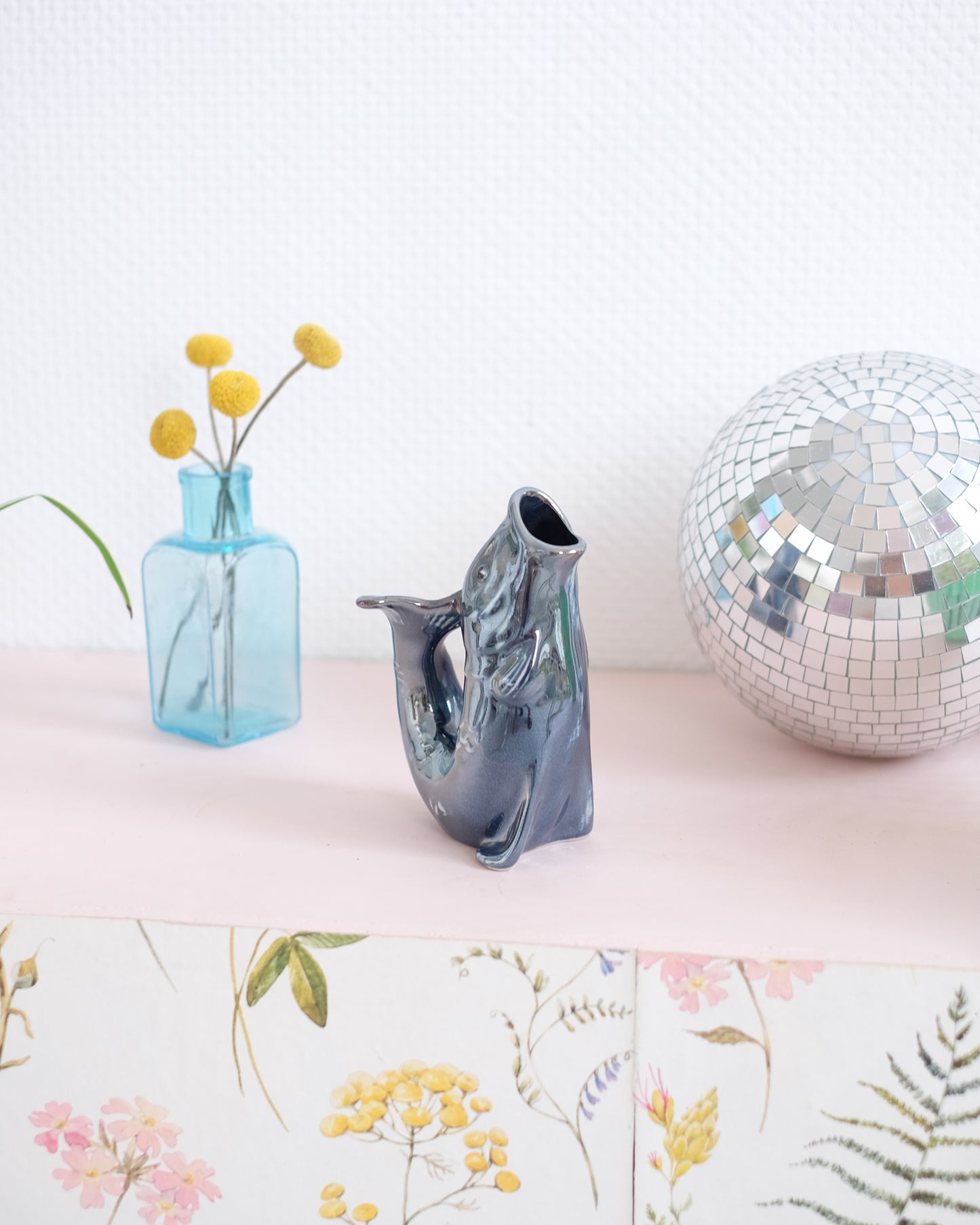 Petit vase poisson en faïence nacrée