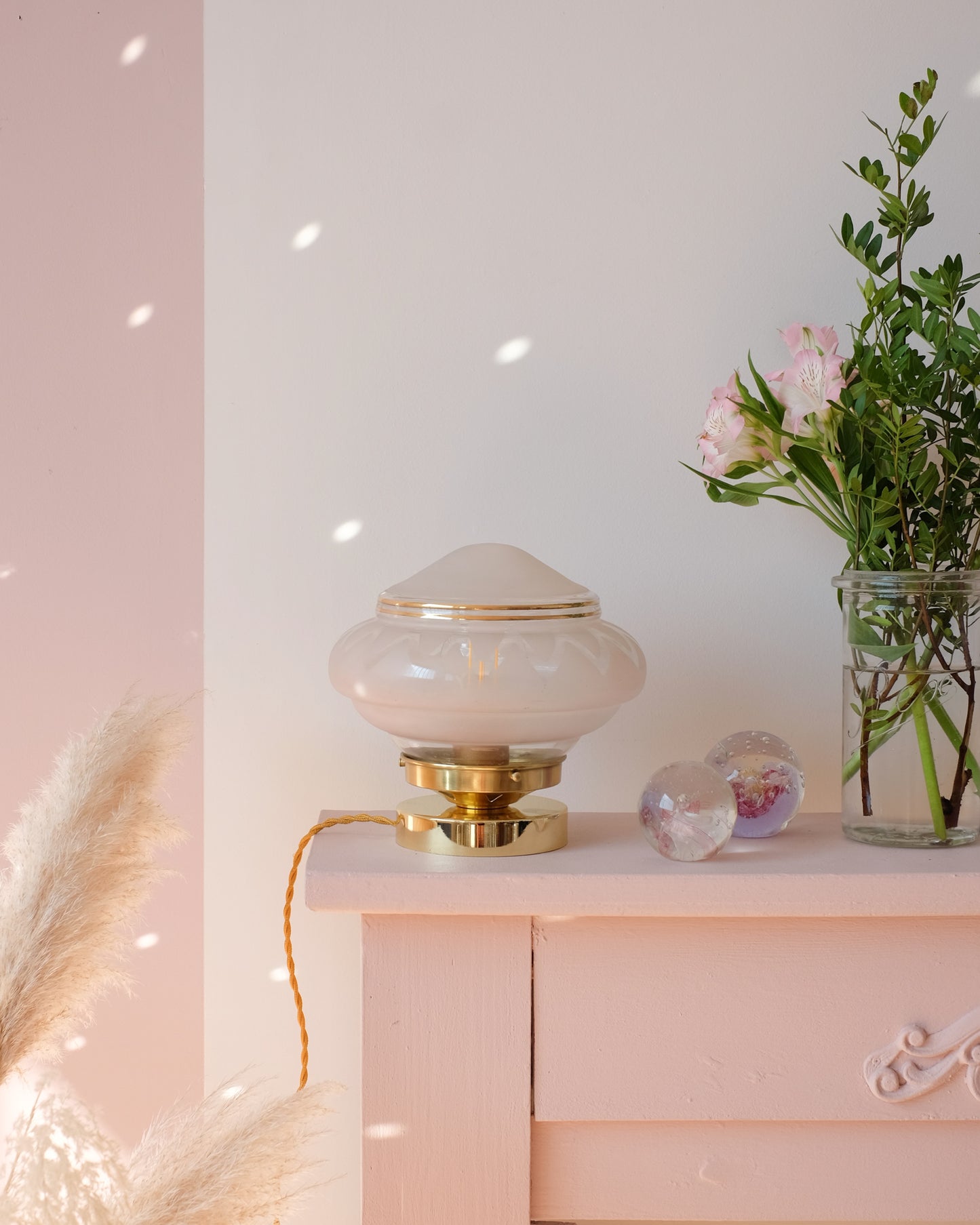 Lampe à poser avec globe en verre gravé