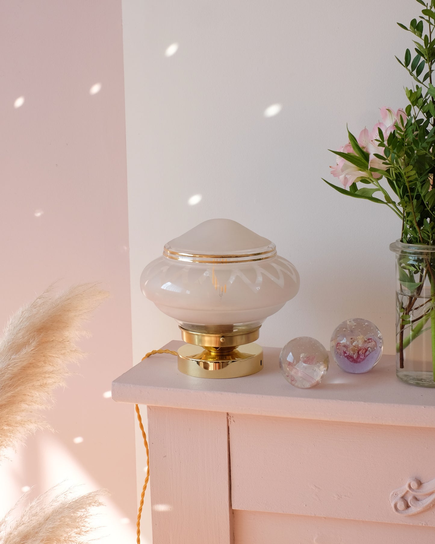 Lampe à poser avec globe en verre gravé
