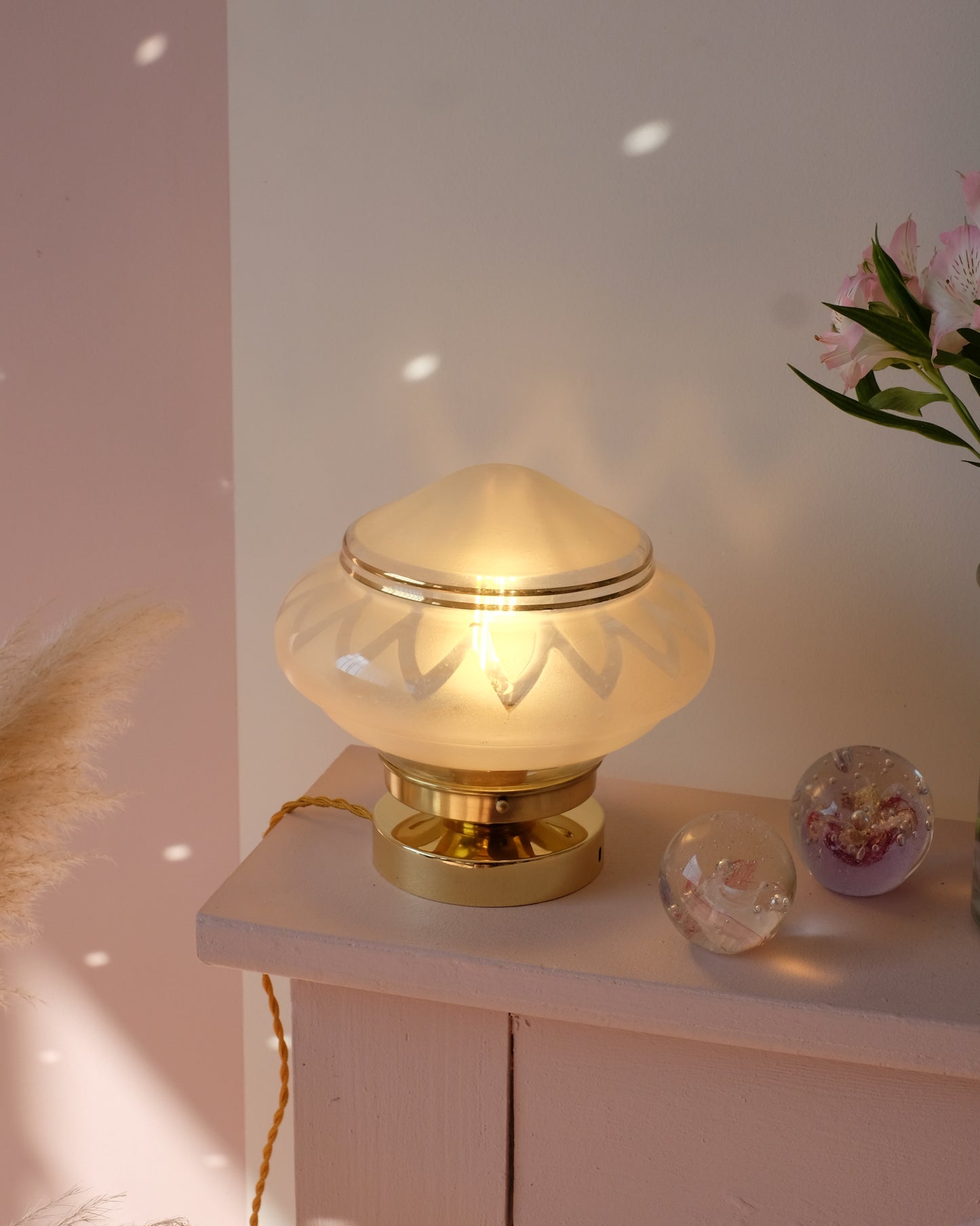 Lampe à poser avec globe en verre gravé