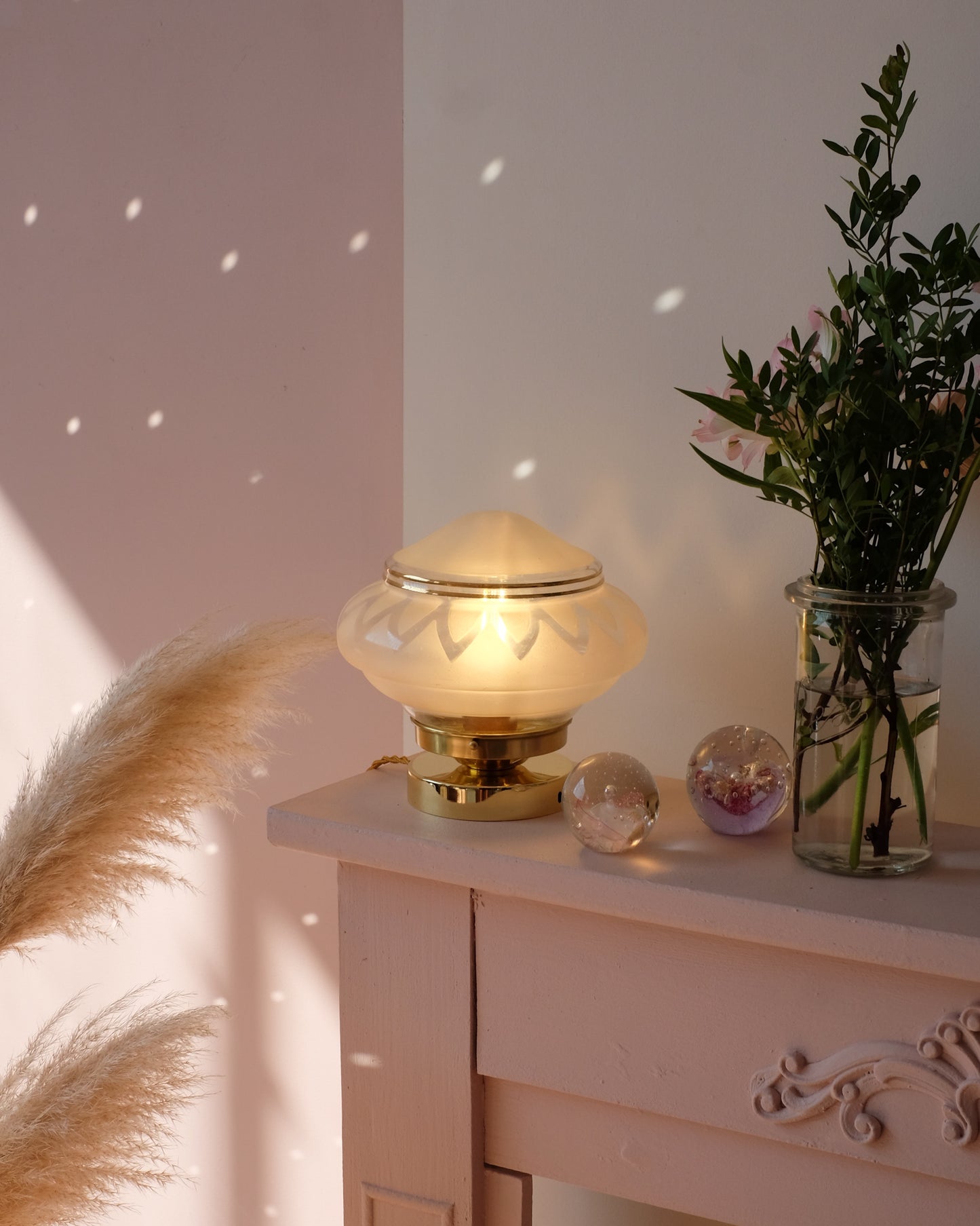 Lampe à poser avec globe en verre gravé