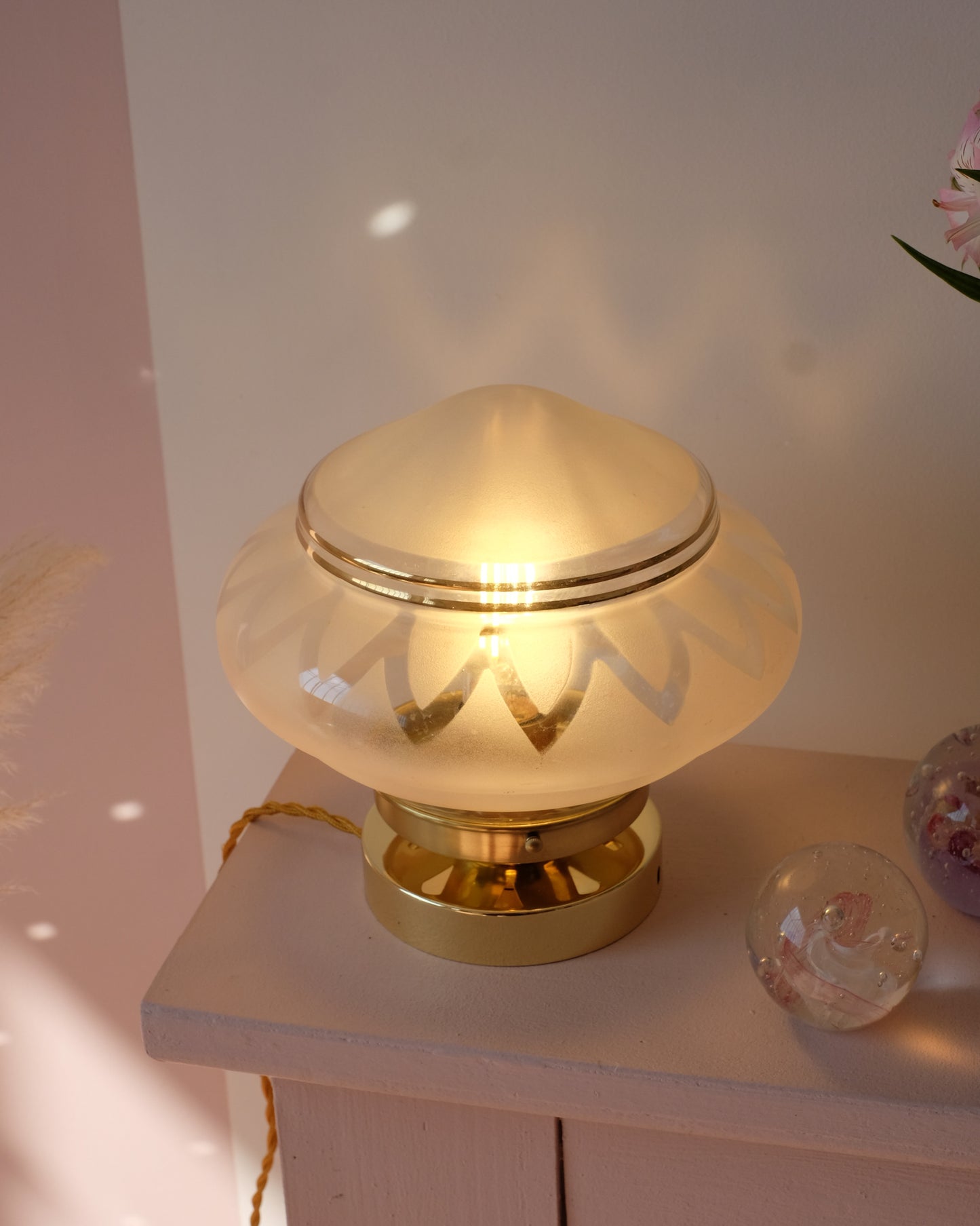 Lampe à poser avec globe en verre gravé