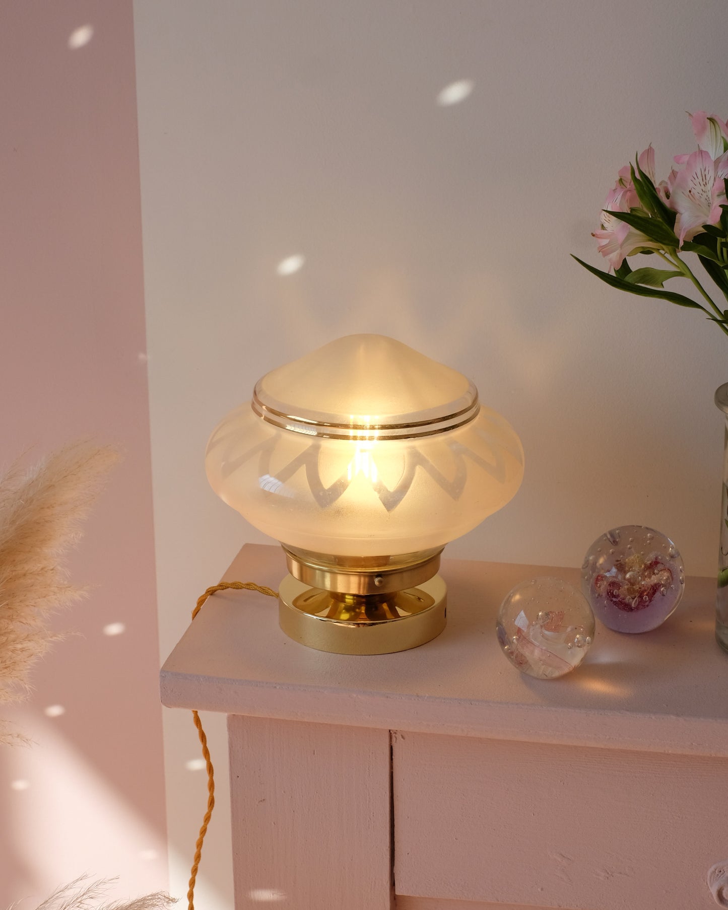 Lampe à poser avec globe en verre gravé