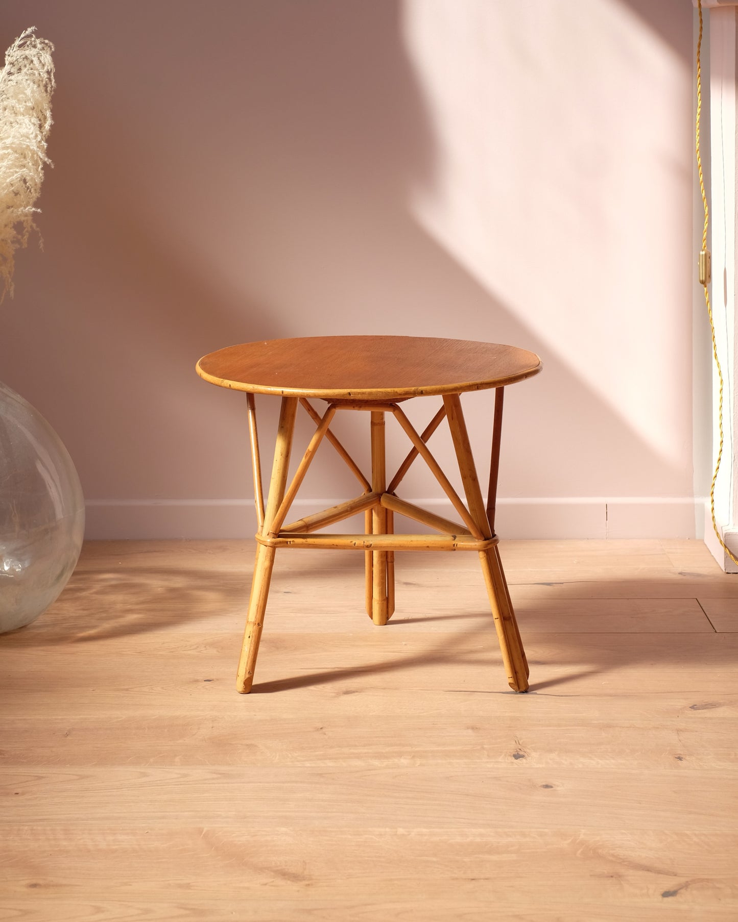 Petite table d'appoint en rotin