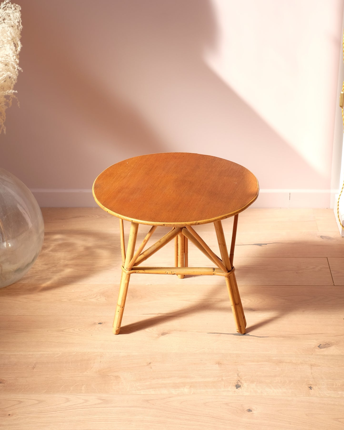 Petite table d'appoint en rotin