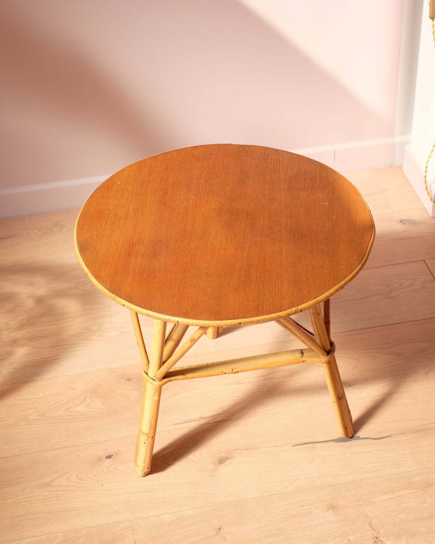 Petite table d'appoint en rotin