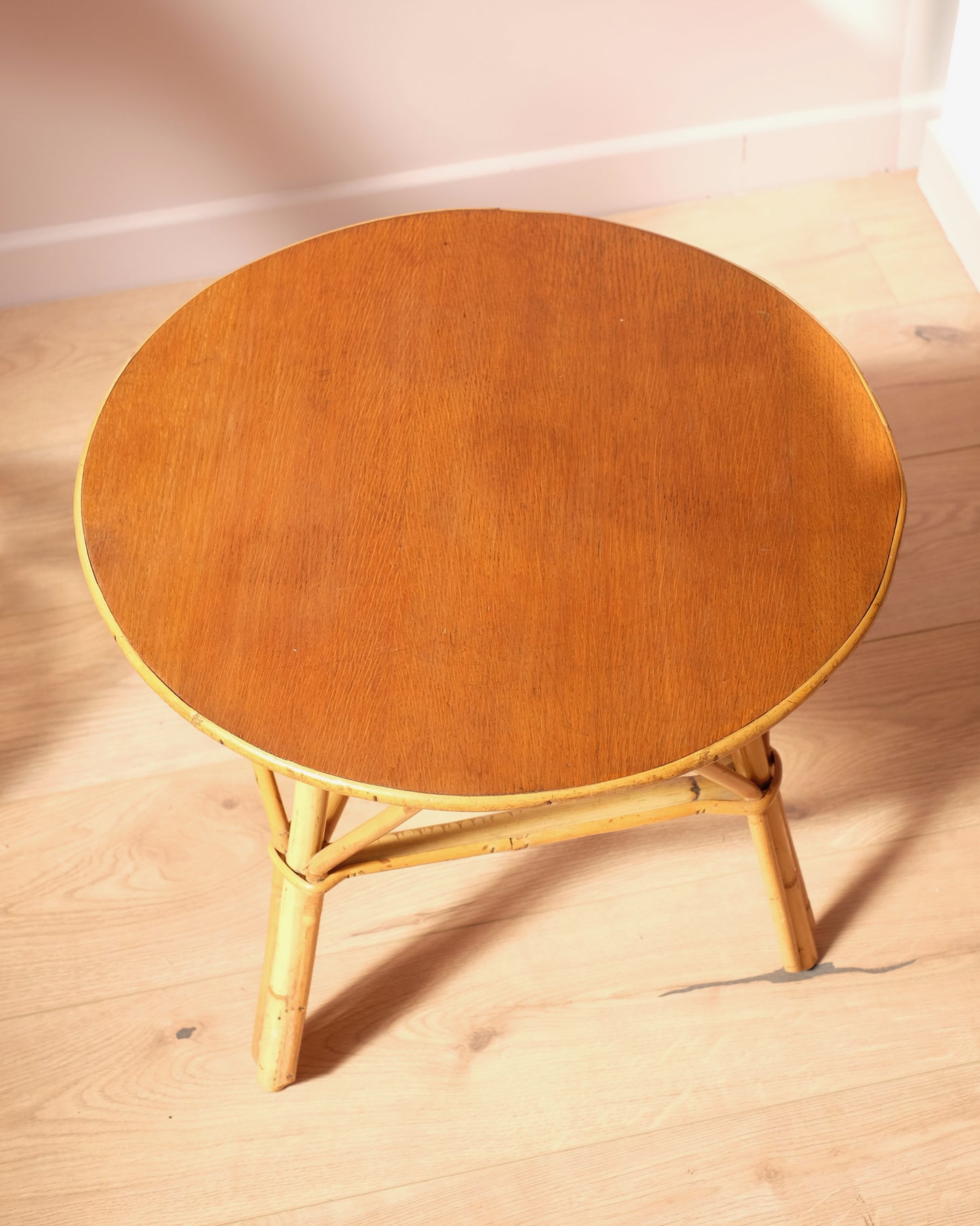 Petite table d'appoint en rotin