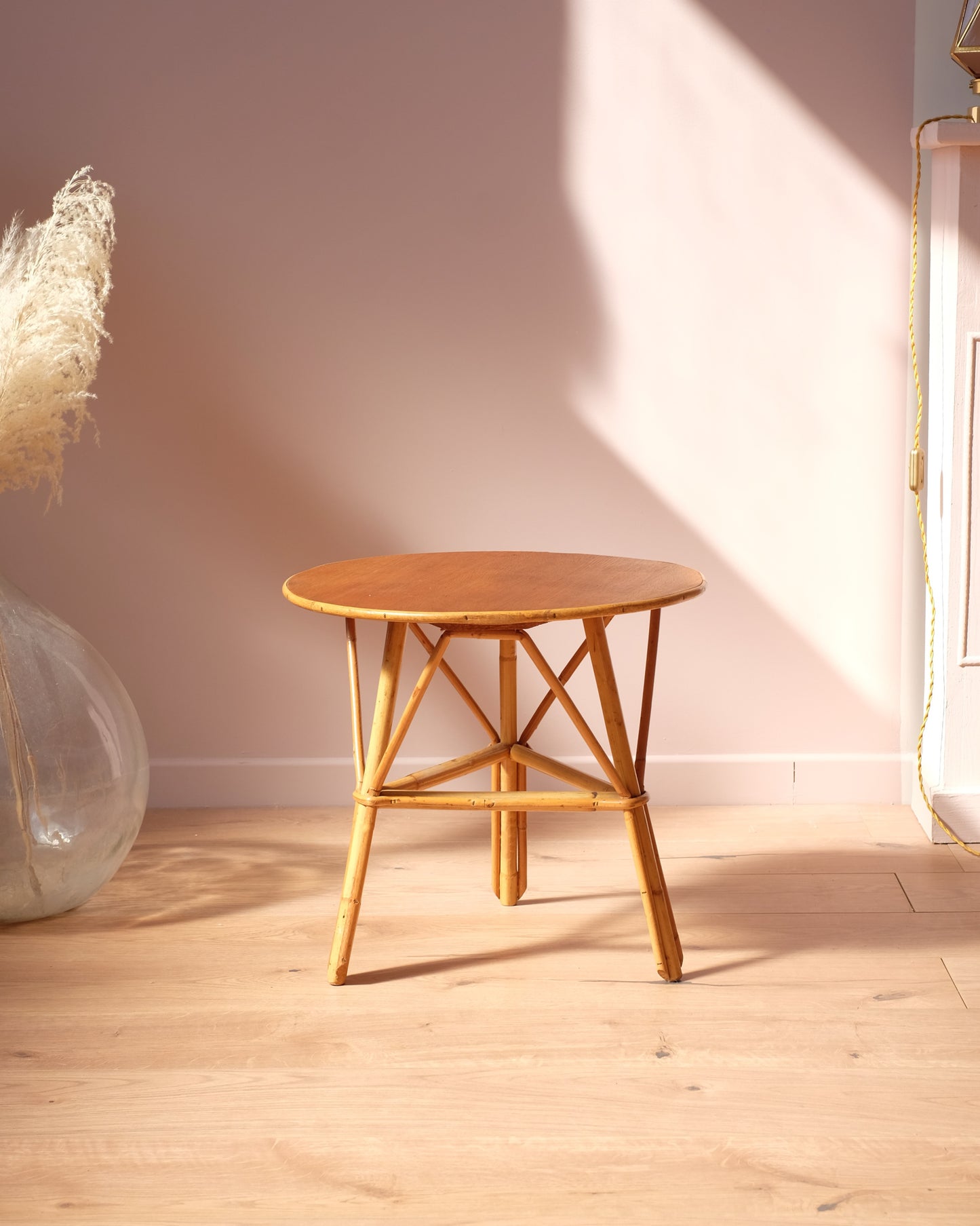 Petite table d'appoint en rotin