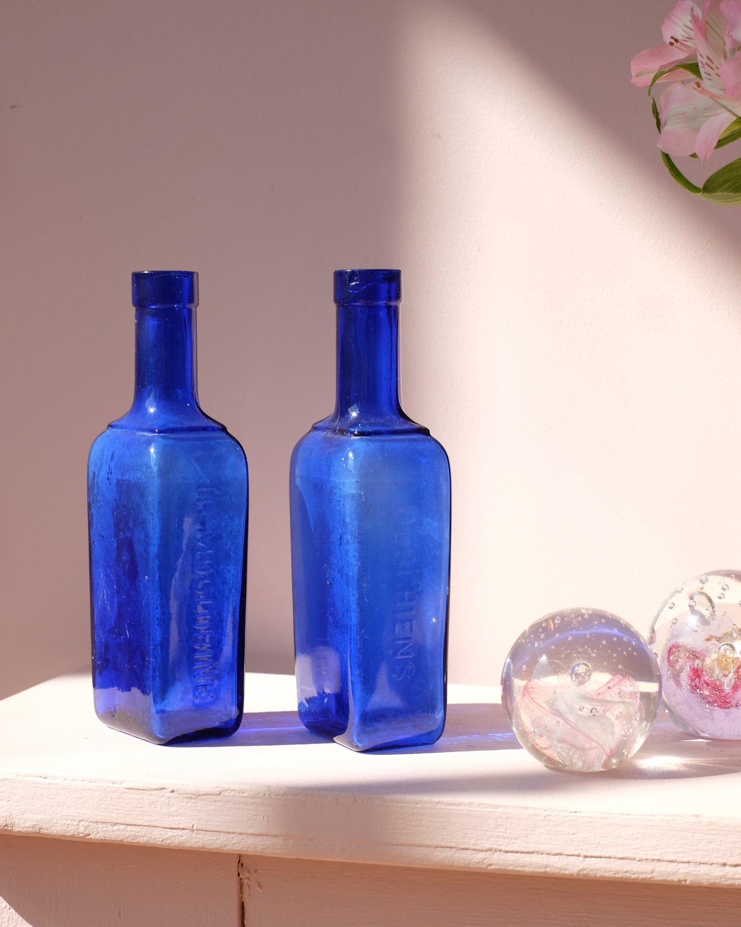 Ancien flacon à pharmacie bleu cobalt