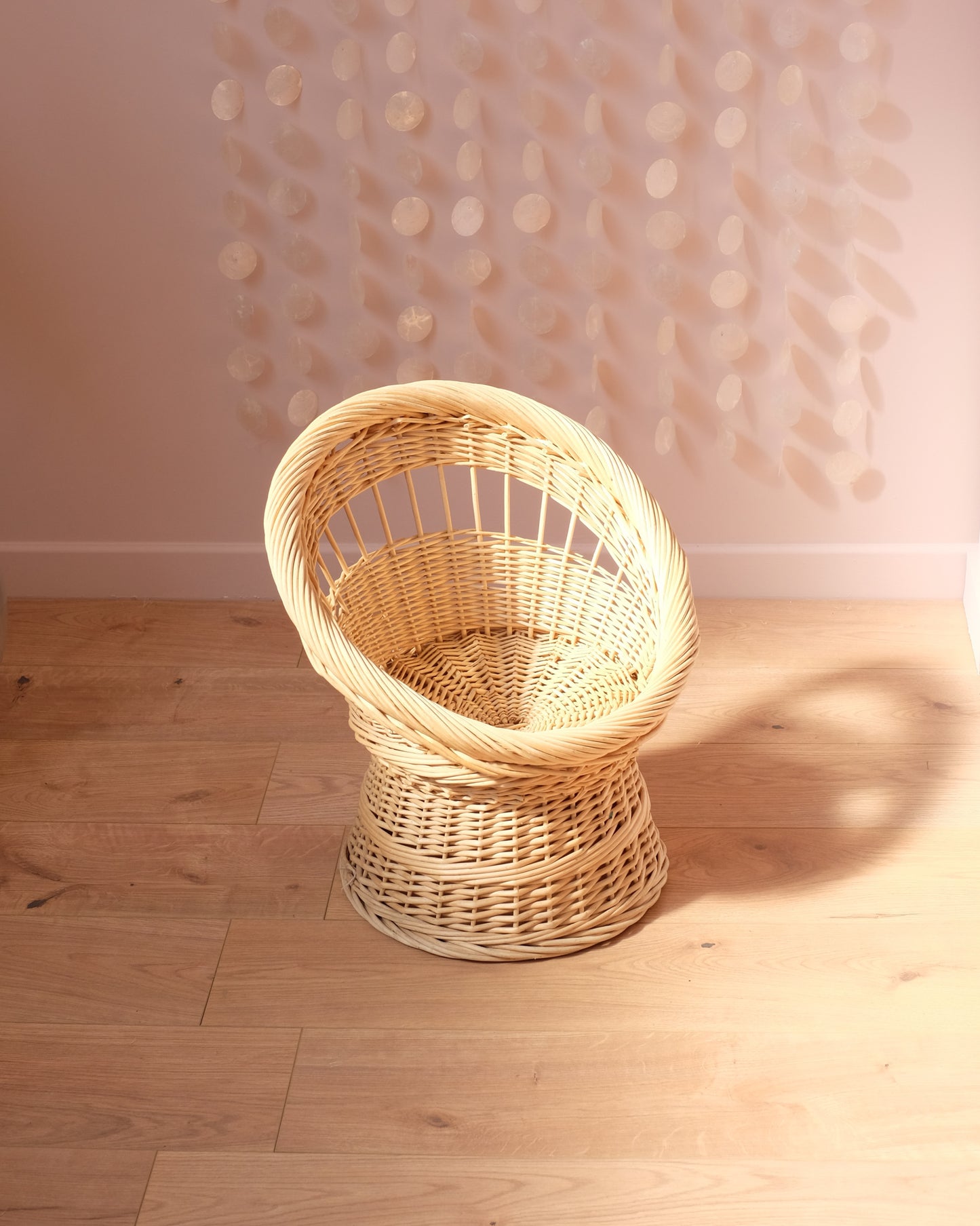 Fauteuil vintage pour enfant en rotin