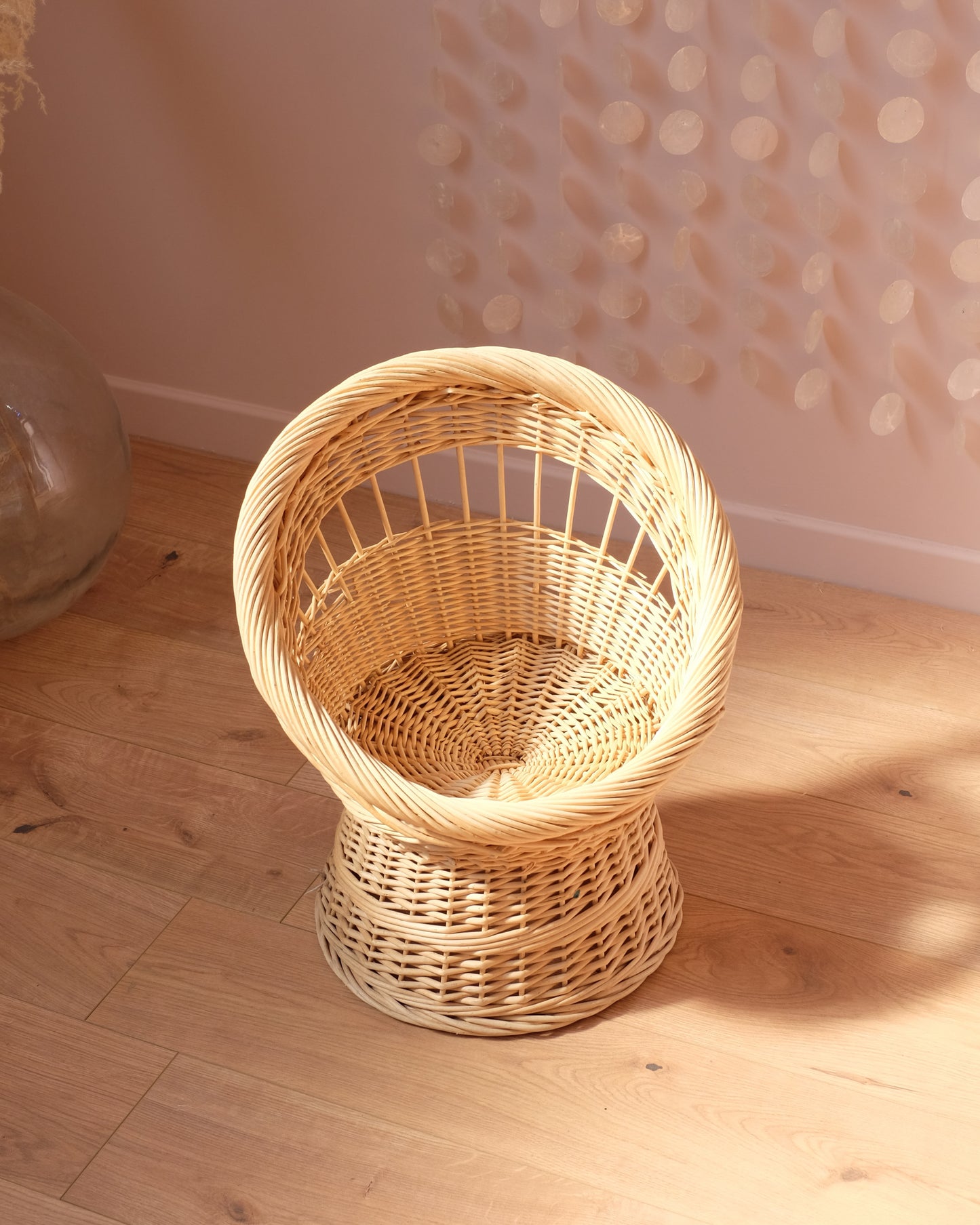 Fauteuil vintage pour enfant en rotin