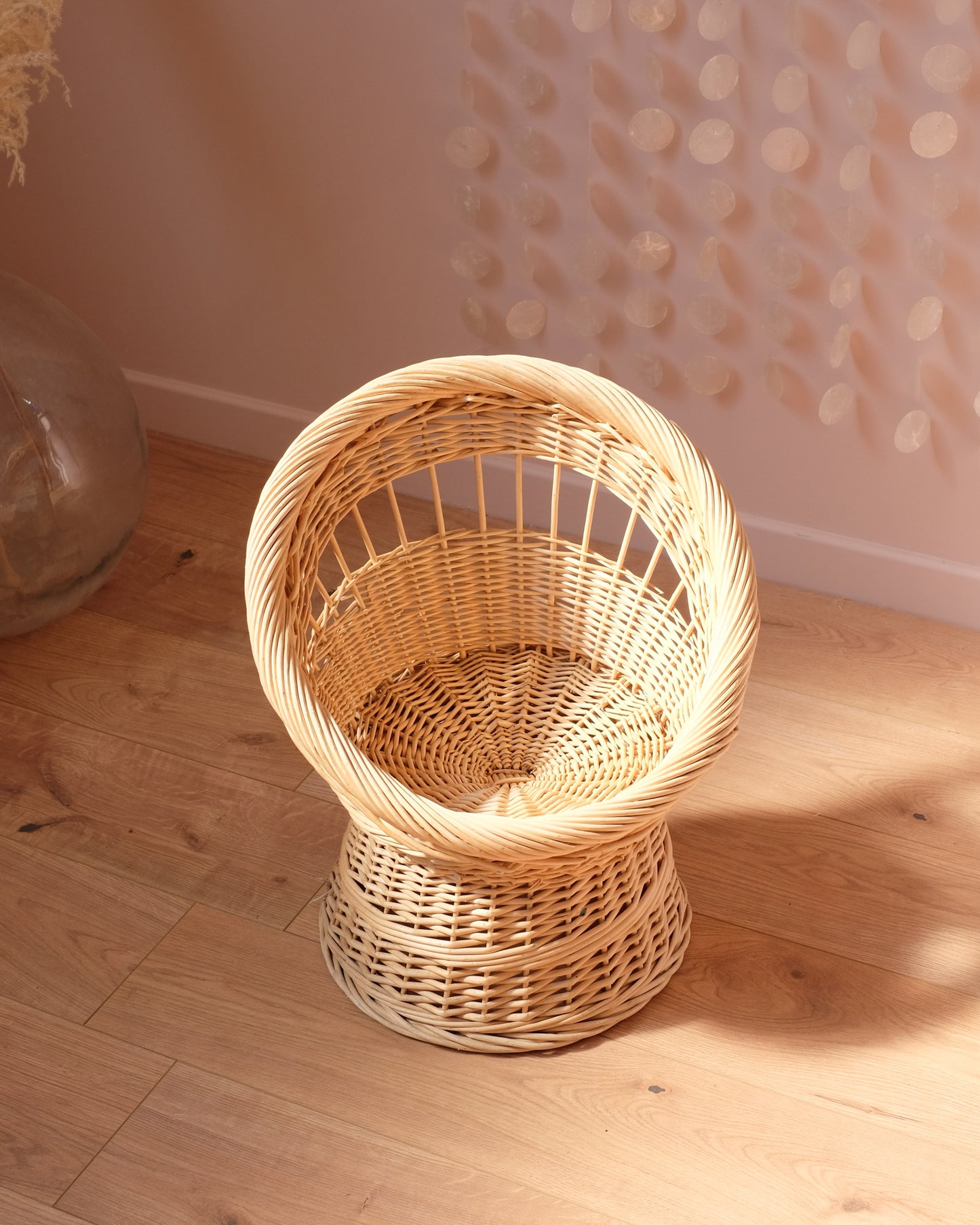 Fauteuil vintage pour enfant en rotin