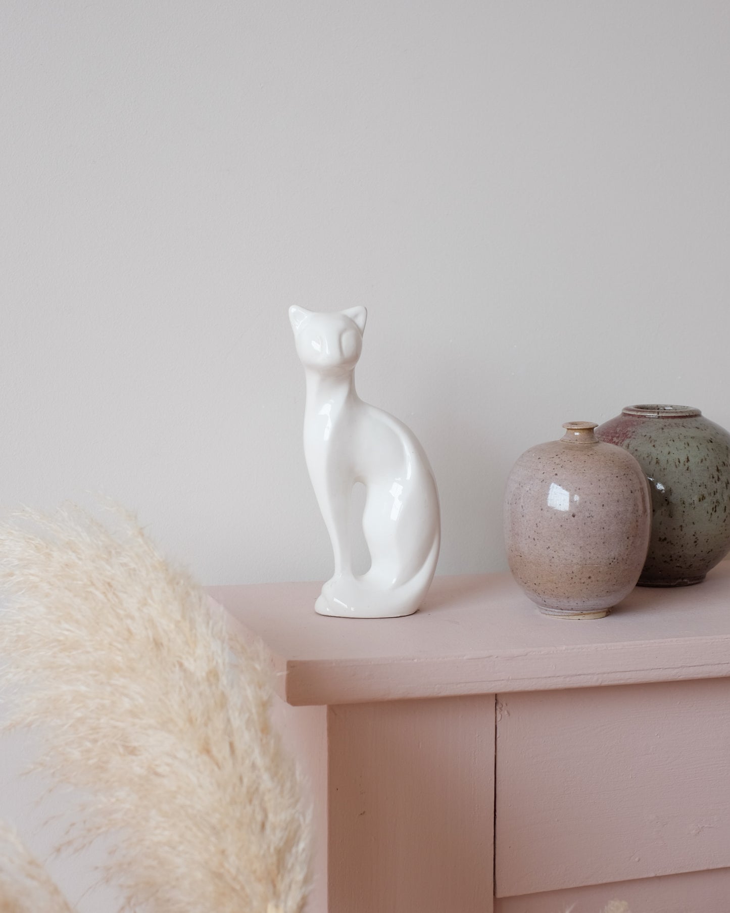 Ancienne sculpture de chat stylisé en faïence blanche