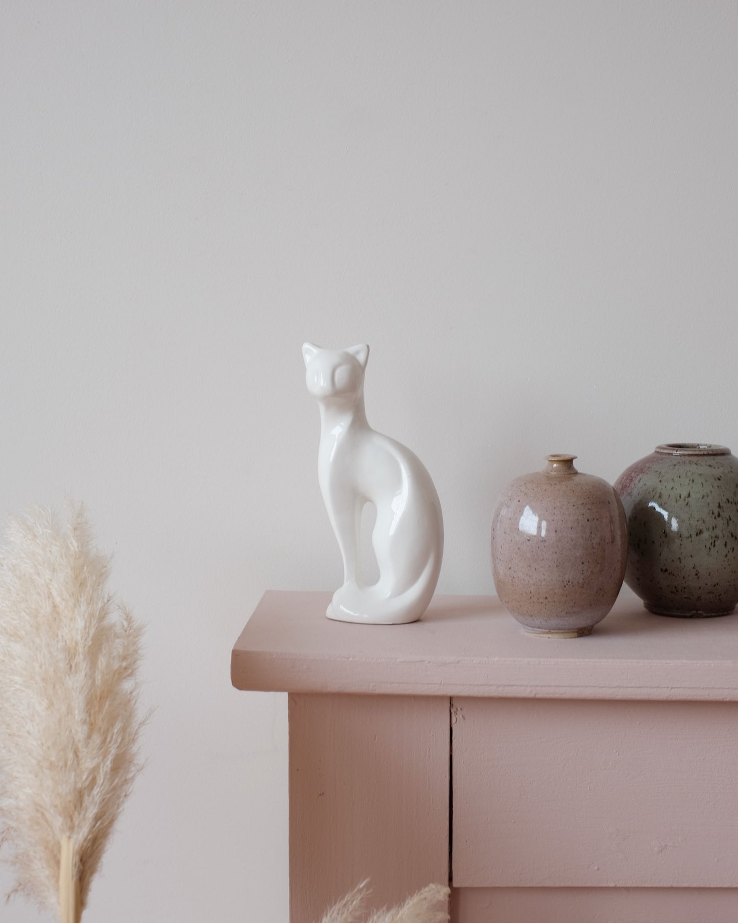 Ancienne sculpture de chat stylisé en faïence blanche