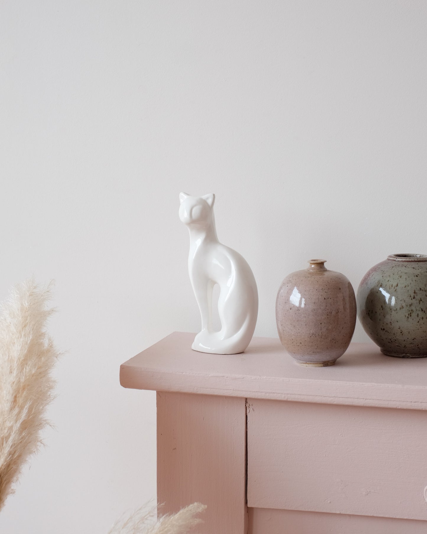 Ancienne sculpture de chat stylisé en faïence blanche