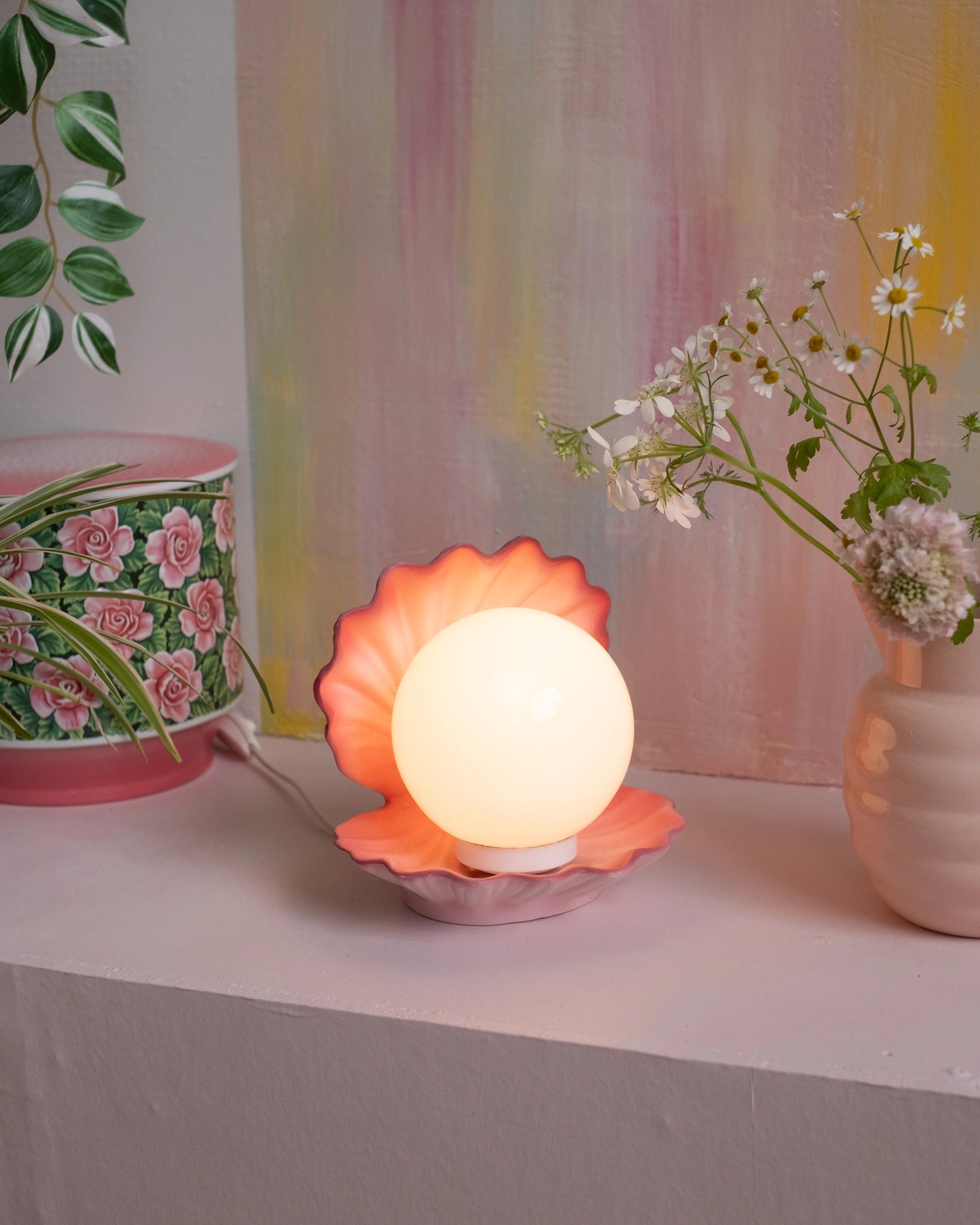 Ancienne lampe coquillage en céramique rose et opaline