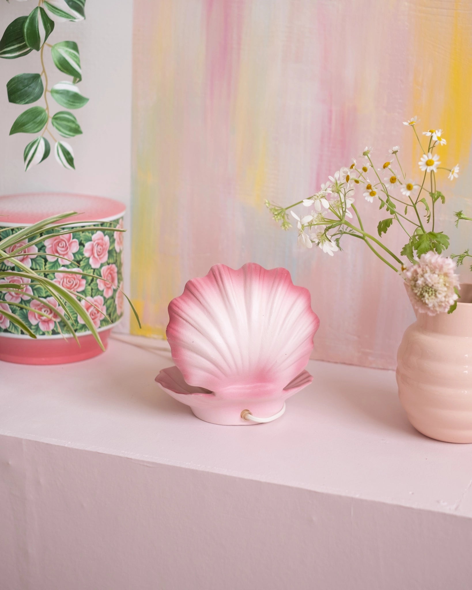Ancienne lampe coquillage en céramique rose et opaline