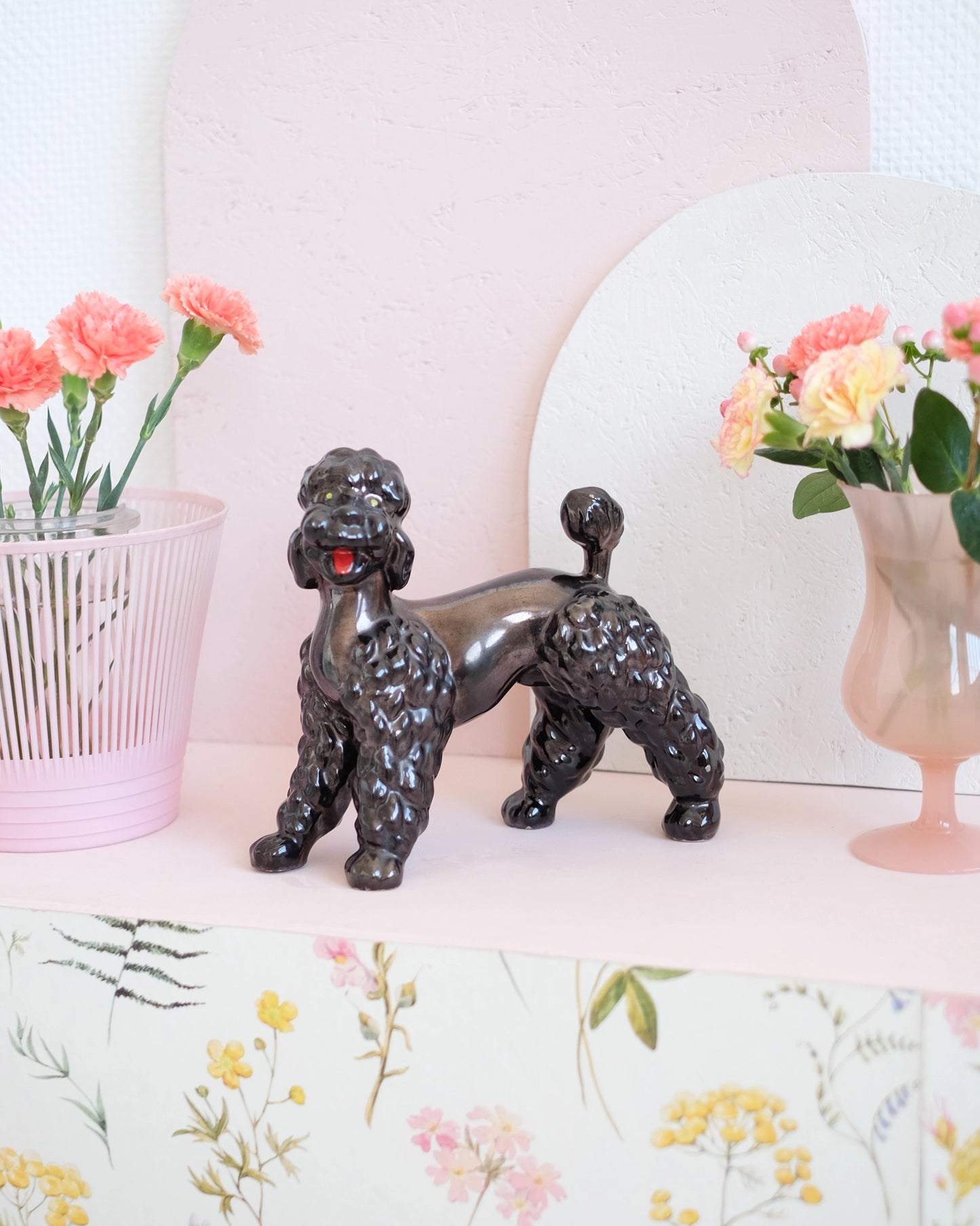 Ancienne sculpture de caniche en faïence noire