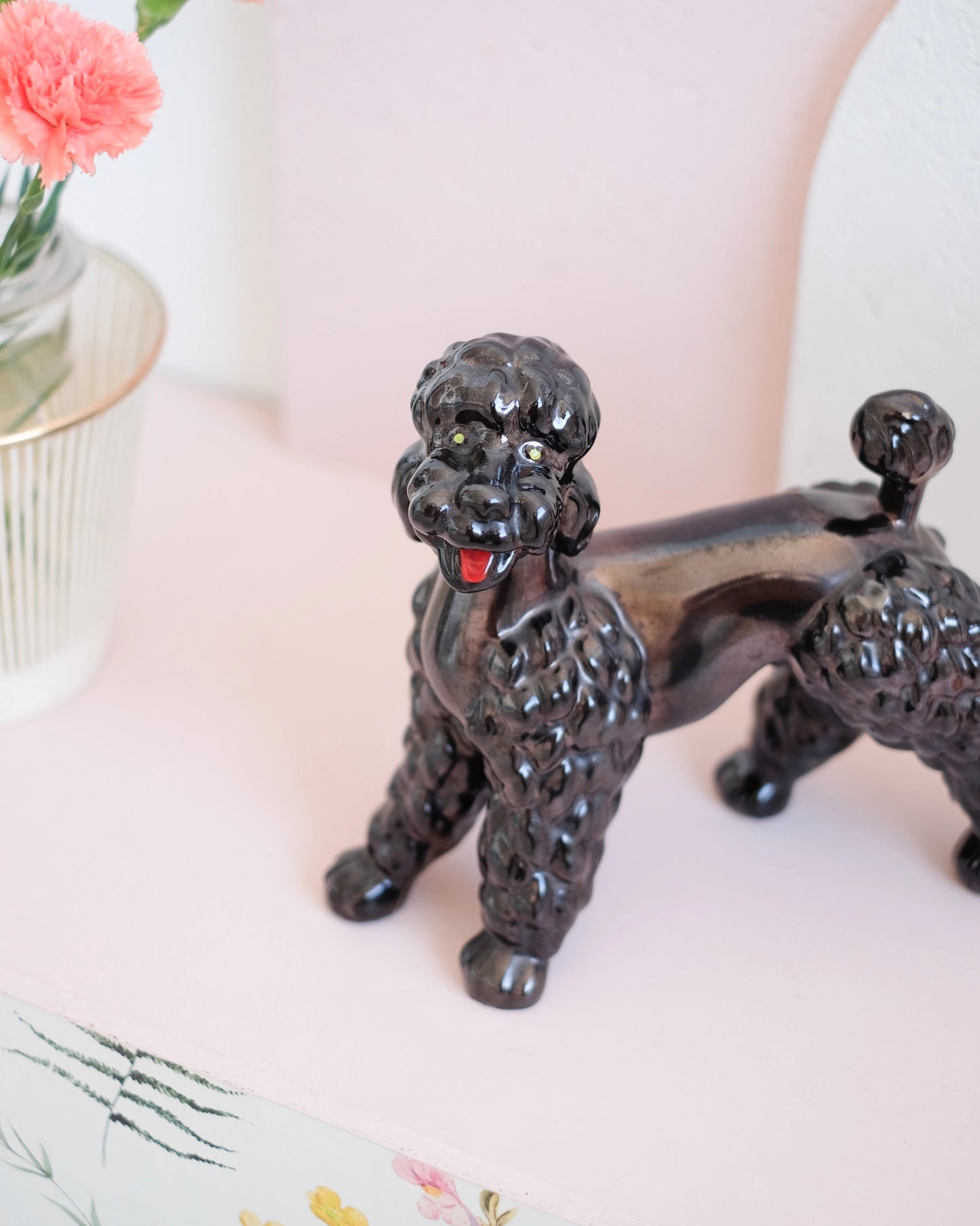 Ancienne sculpture de caniche en faïence noire