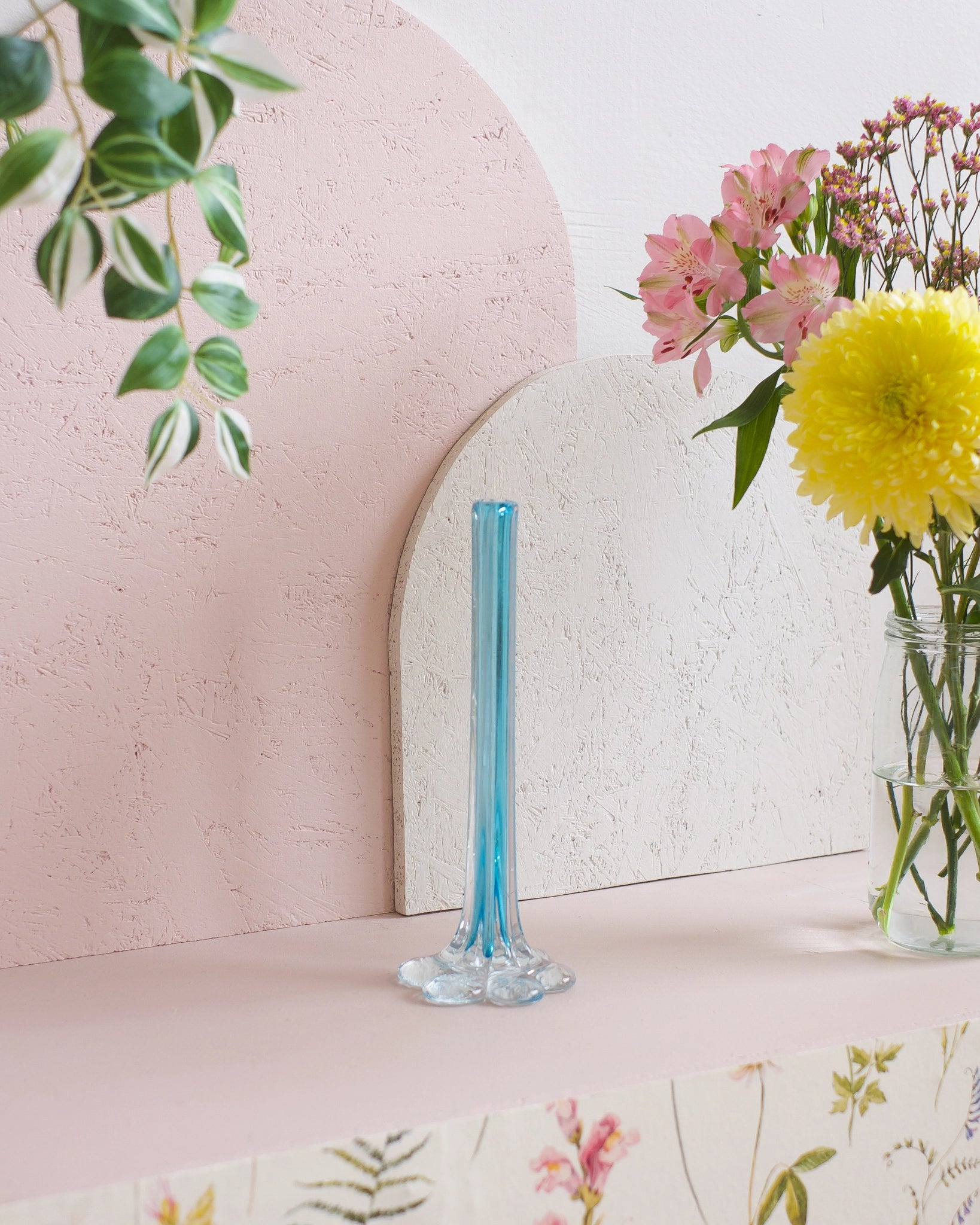 Grand soliflore en verre bleuté.