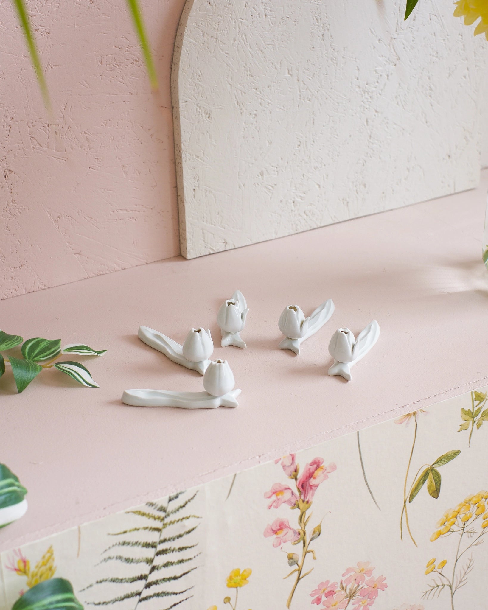 5 anciens porte-couteaux en porcelaine