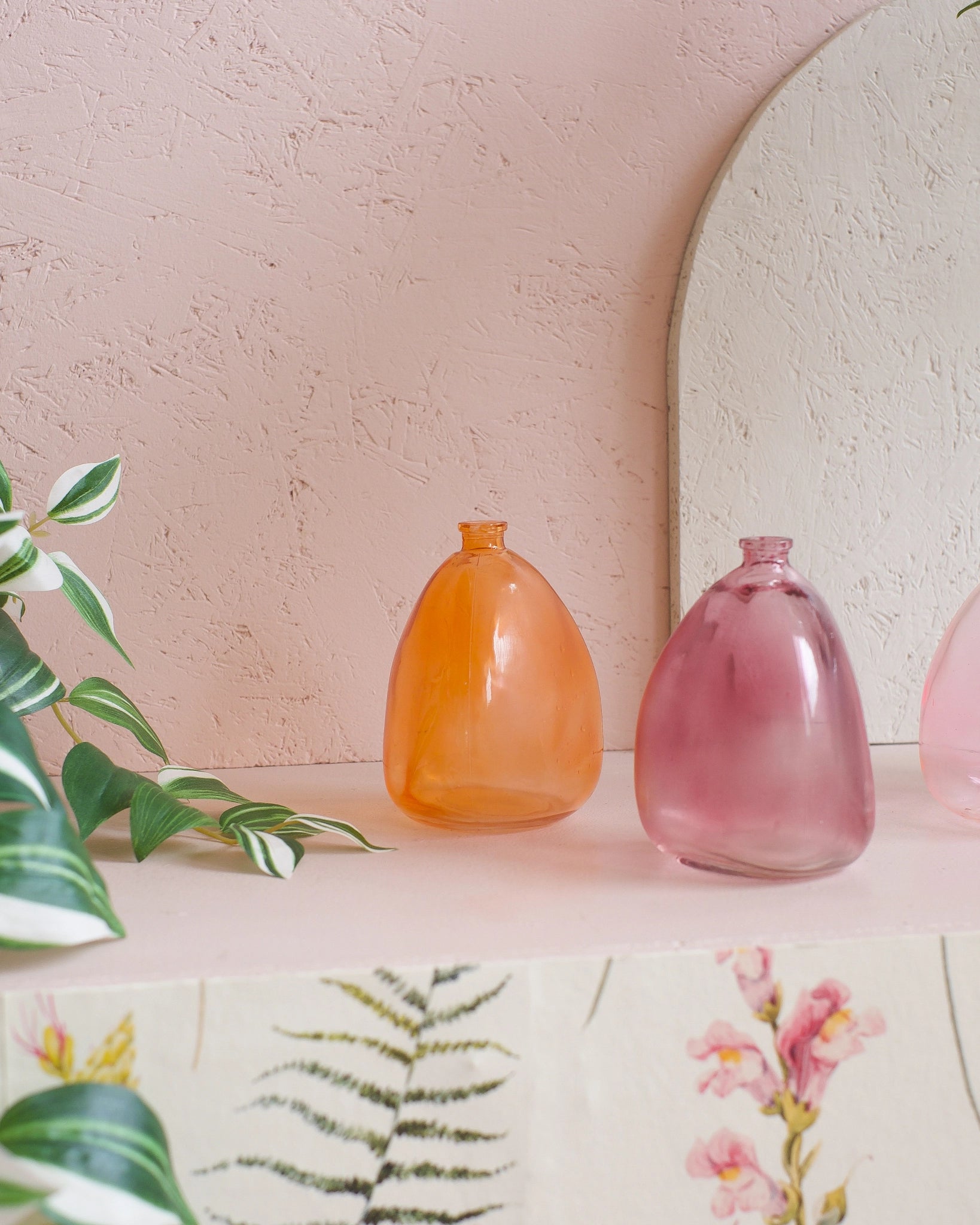 3 petits vases en verre coloré