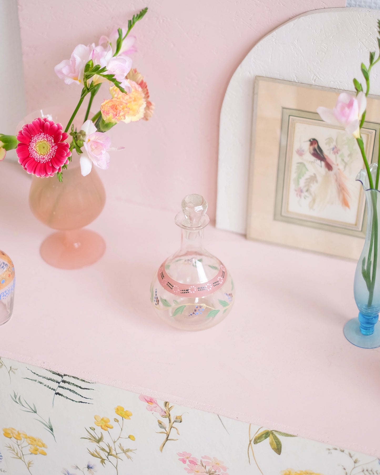 Ancienne carafe en verre et décor émaillé #3
