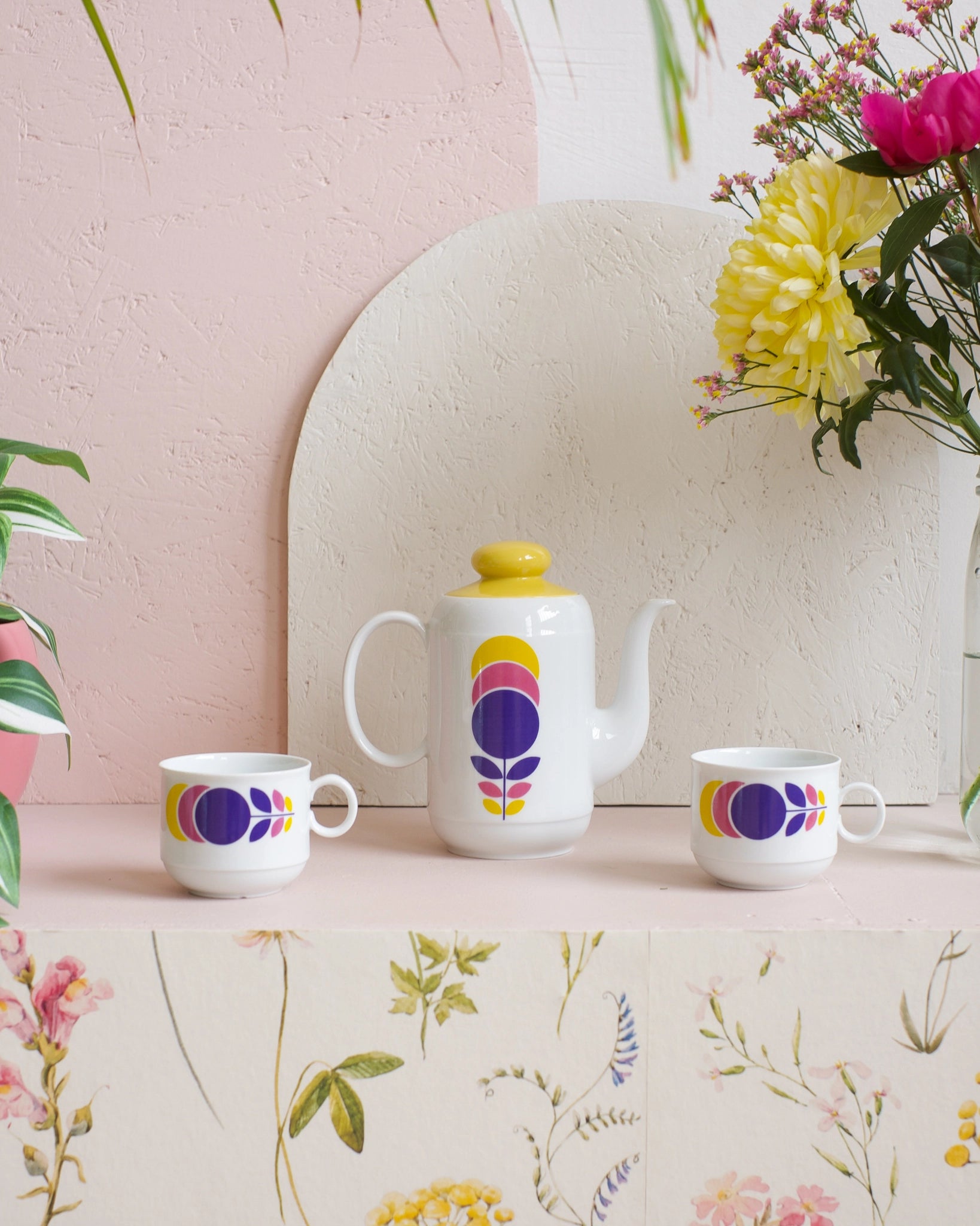 Ancienne cafetière et ses deux tasses en porcelaine vintage