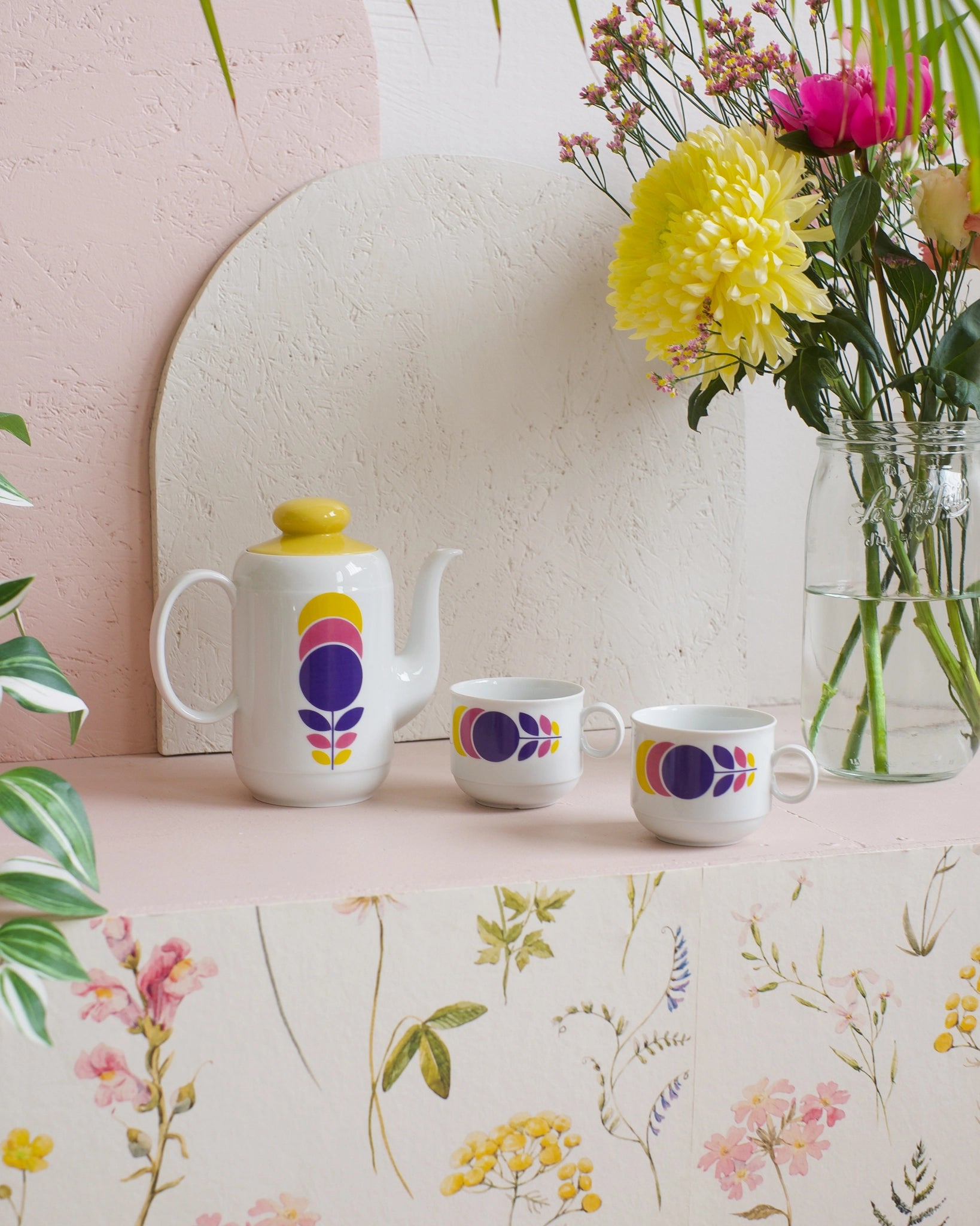 Ancienne cafetière et ses deux tasses en porcelaine vintage