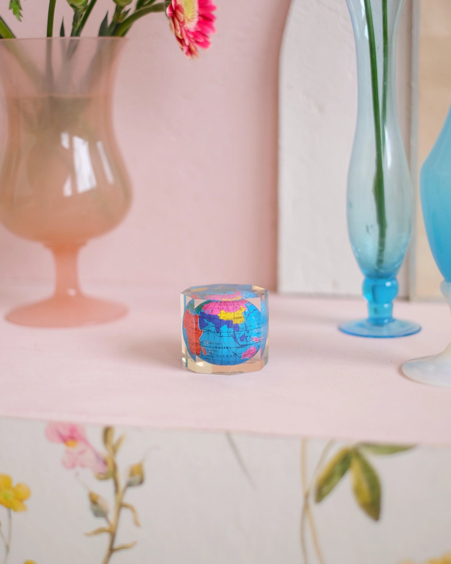 Petite inclusion avec globe terrestre