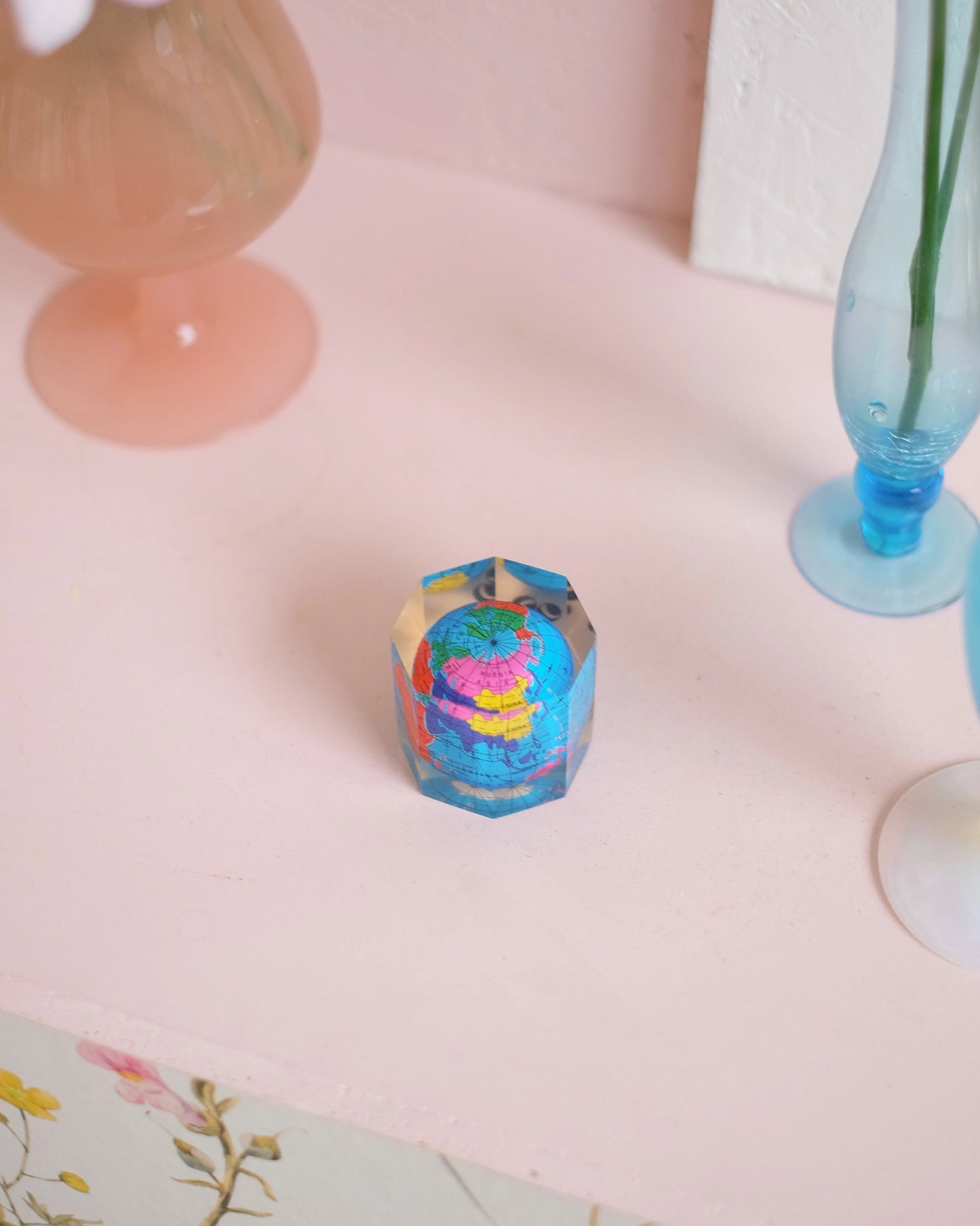 Petite inclusion avec globe terrestre