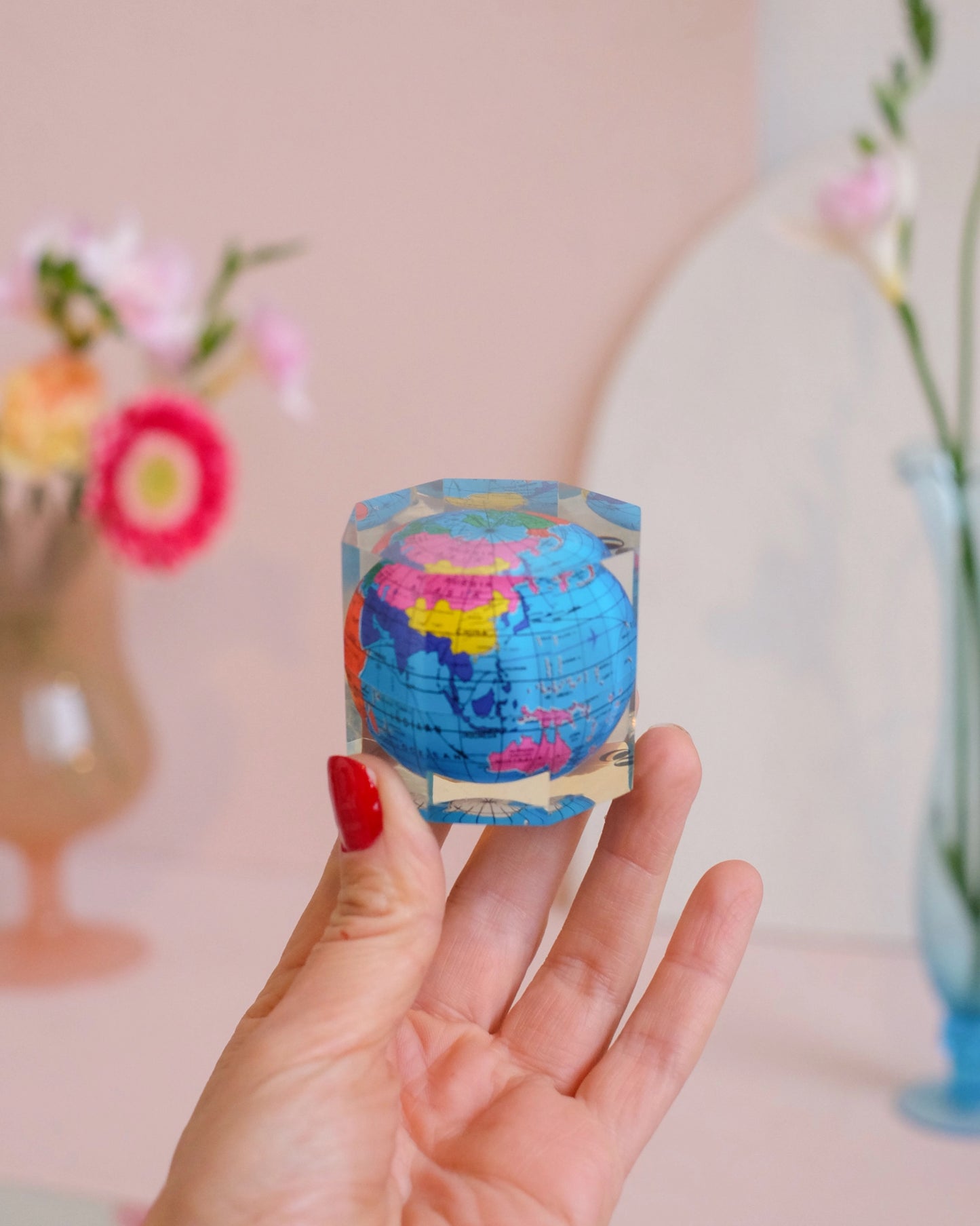 Petite inclusion avec globe terrestre