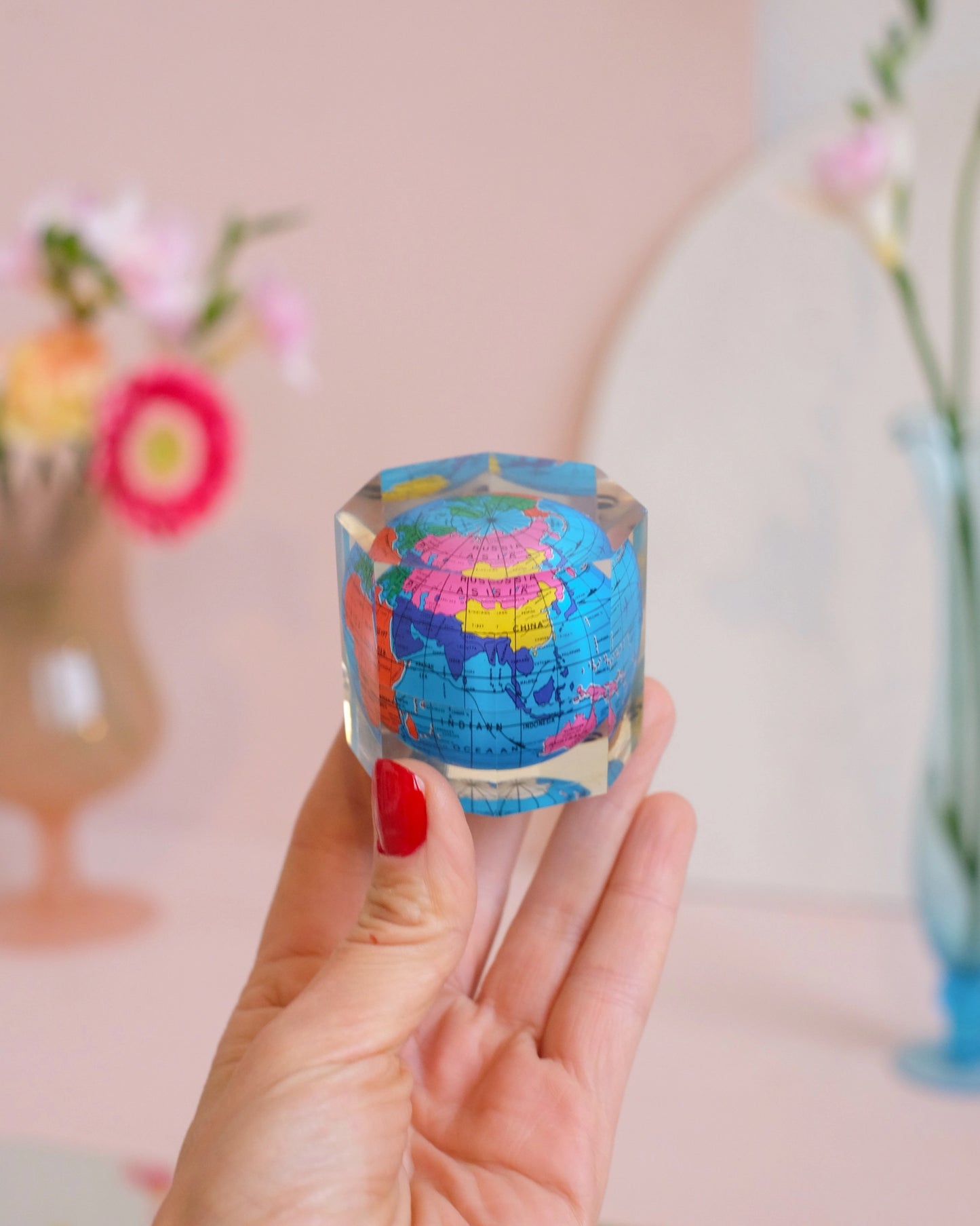 Petite inclusion avec globe terrestre